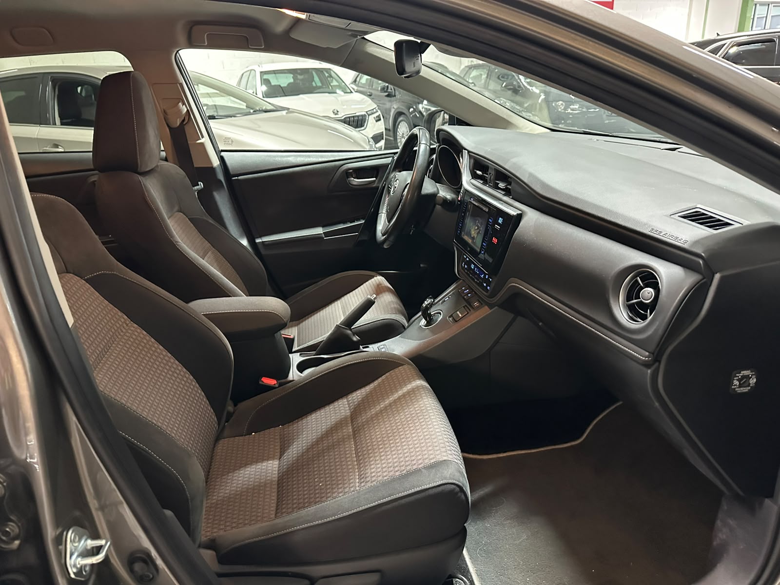 TOYOTA Auris Touring Sports 1.8 HSD Style e-CVT-image-6
