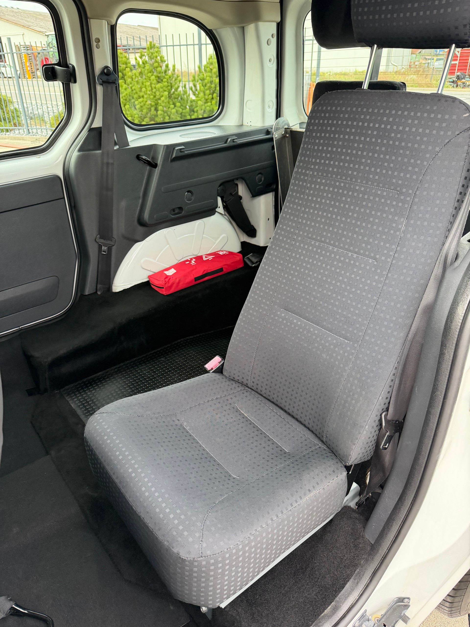 RENAULT Kangoo 1.6 16V Expression.* Behindertengerecht mit Rampe für Rollstuhl*-image-8