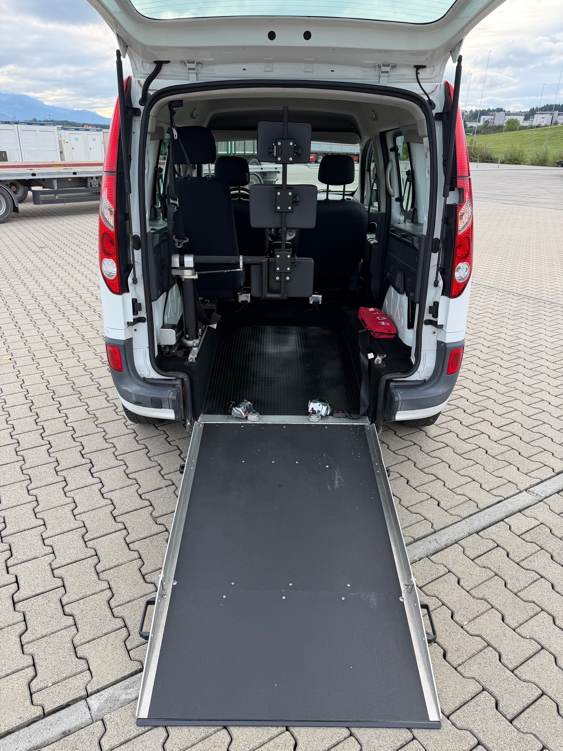 RENAULT Kangoo 1.6 16V Expression.* Behindertengerecht mit Rampe für Rollstuhl*-image-0