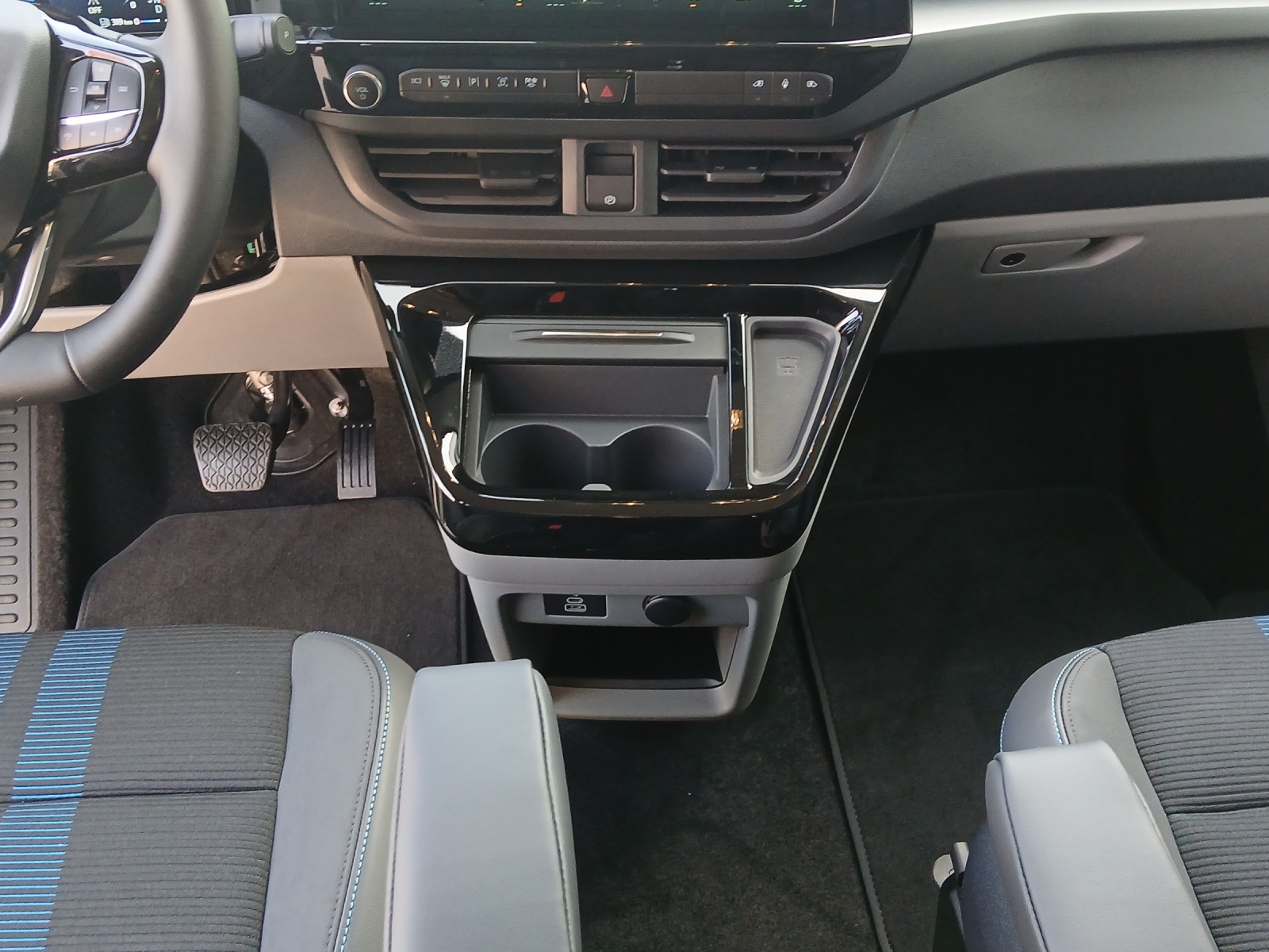 FORD Tourneo Custom Bus 320 L1 2.0 EcoBlue 170 Sport 4x4-image-8