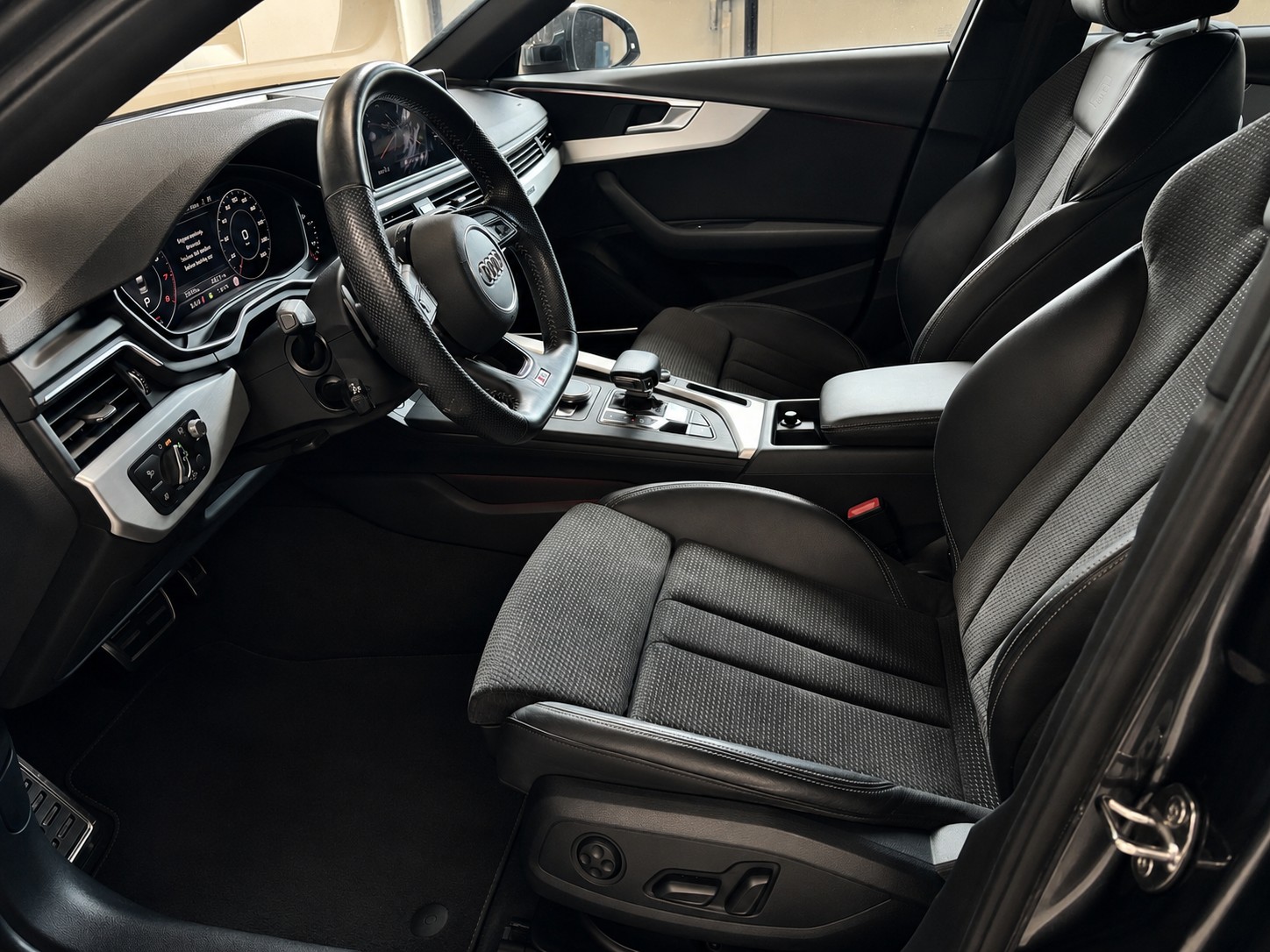 AUDI A4 Limousine 2.0 TFSI Design quattro S-tronic-image-17