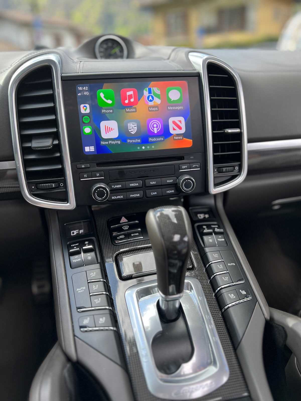 PORSCHE Cayenne S E-Hybrid Platinum Edition-image-4