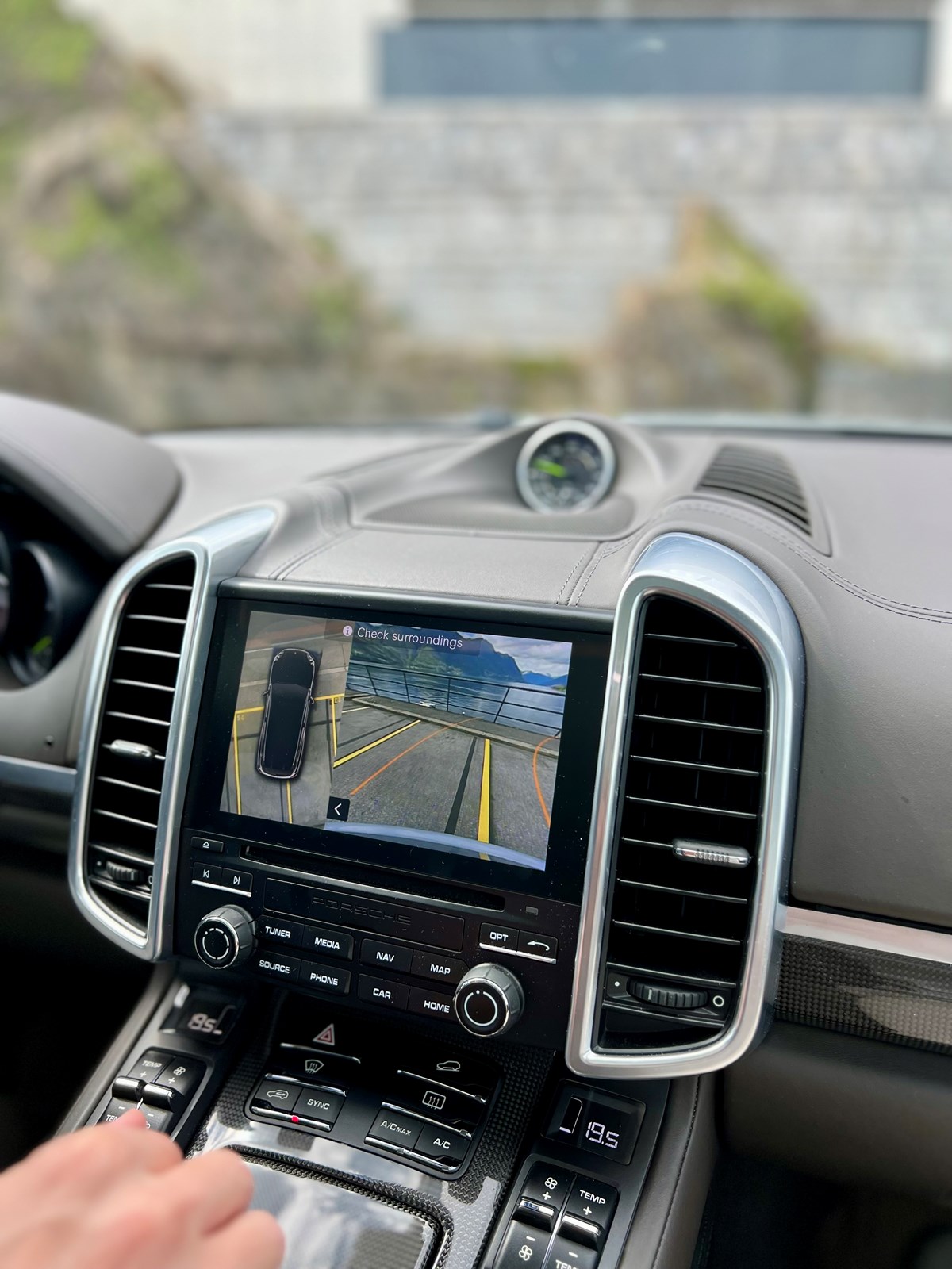 PORSCHE Cayenne S E-Hybrid Platinum Edition-image-7