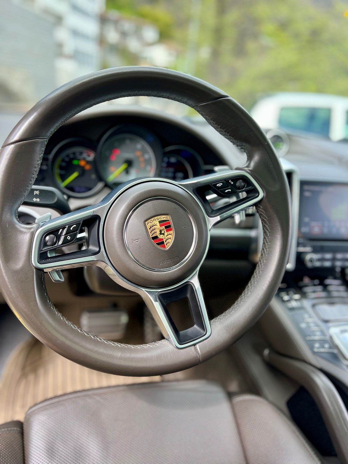 PORSCHE Cayenne S E-Hybrid Platinum Edition-image-13