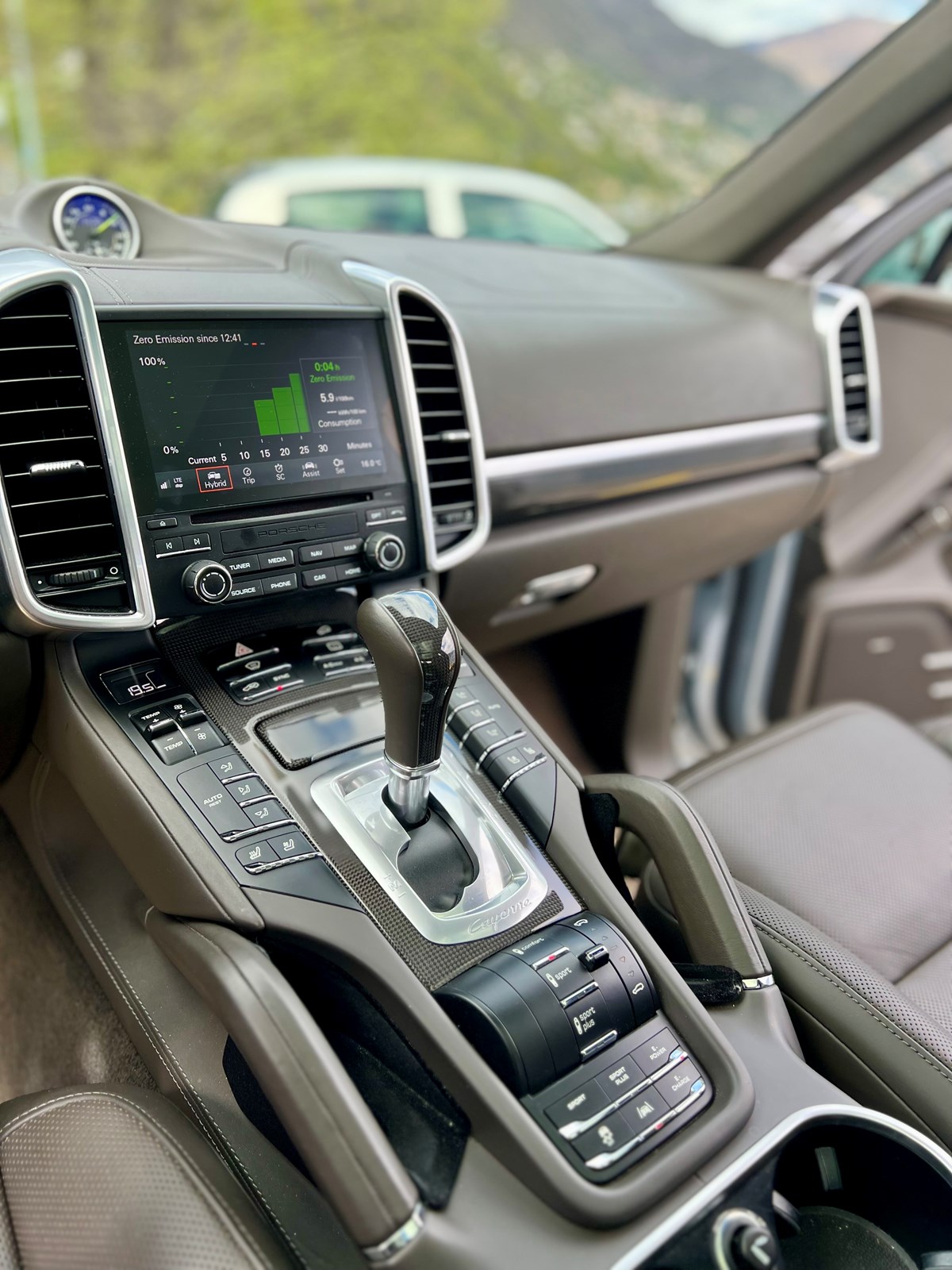PORSCHE Cayenne S E-Hybrid Platinum Edition-image-14