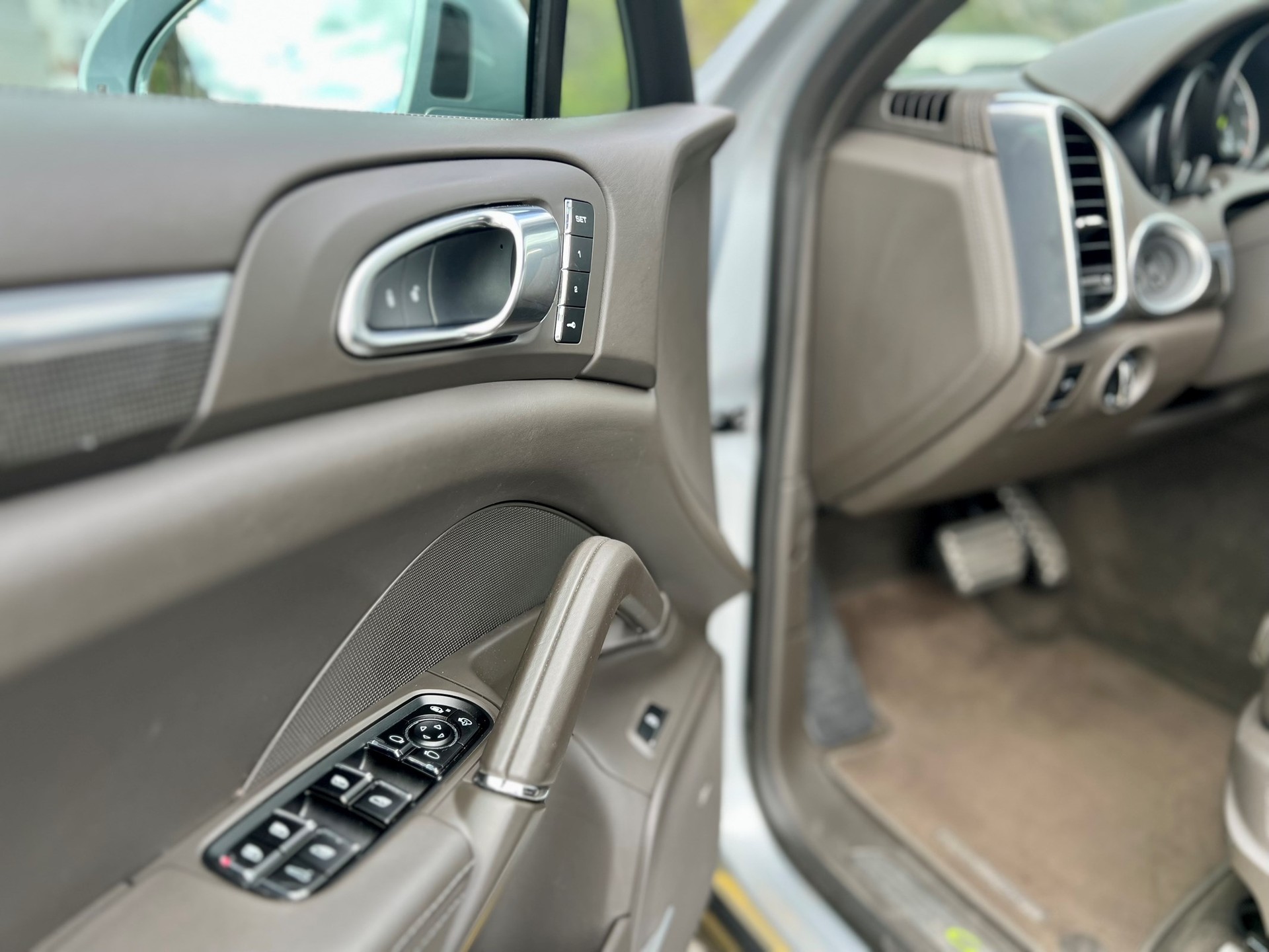 PORSCHE Cayenne S E-Hybrid Platinum Edition-image-16