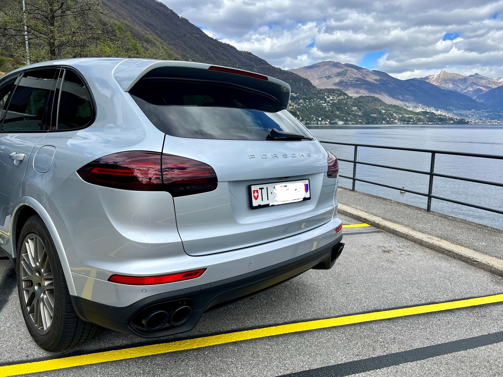 PORSCHE Cayenne S E-Hybrid Platinum Edition-image-2