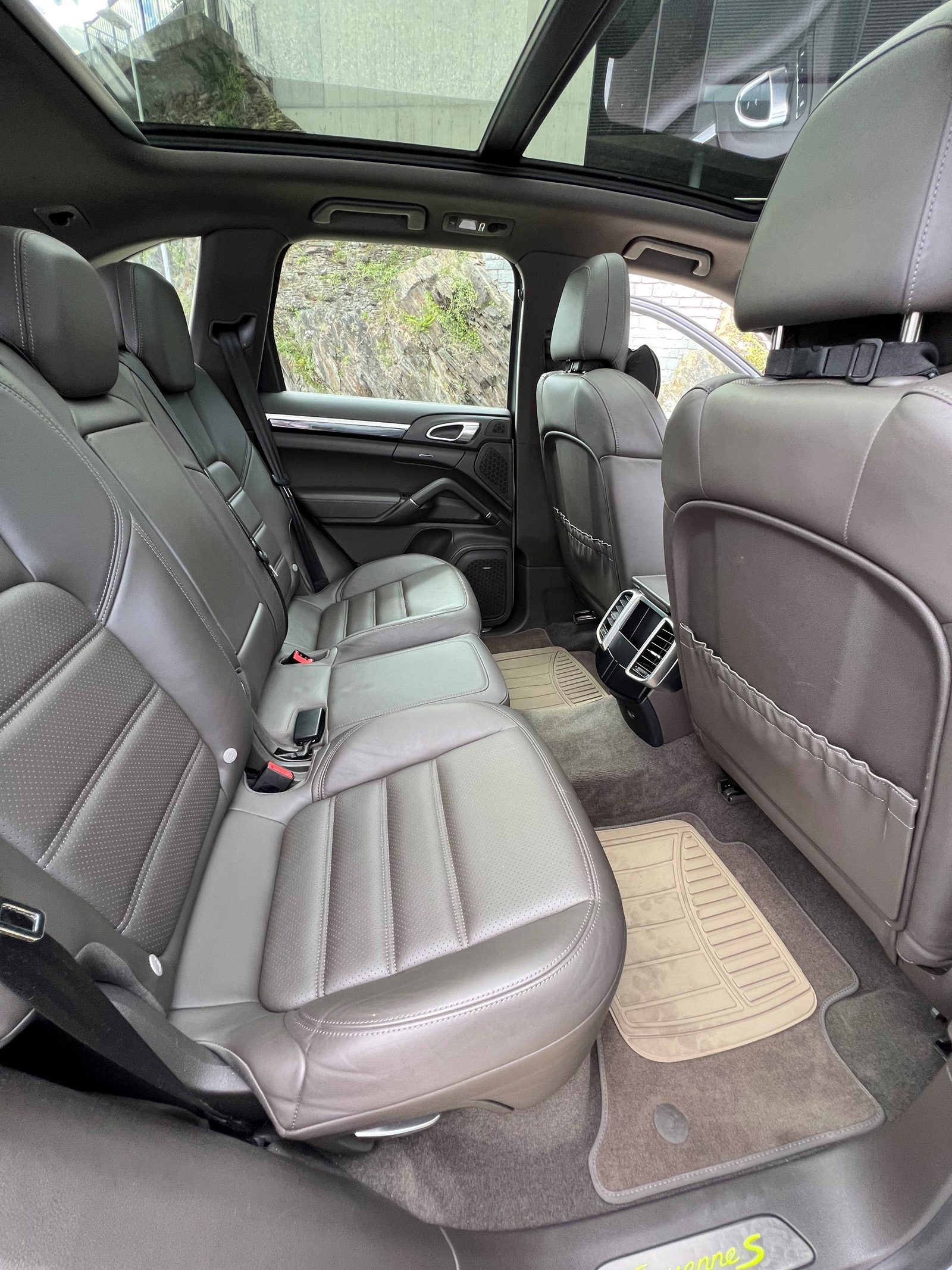 PORSCHE Cayenne S E-Hybrid Platinum Edition-image-12