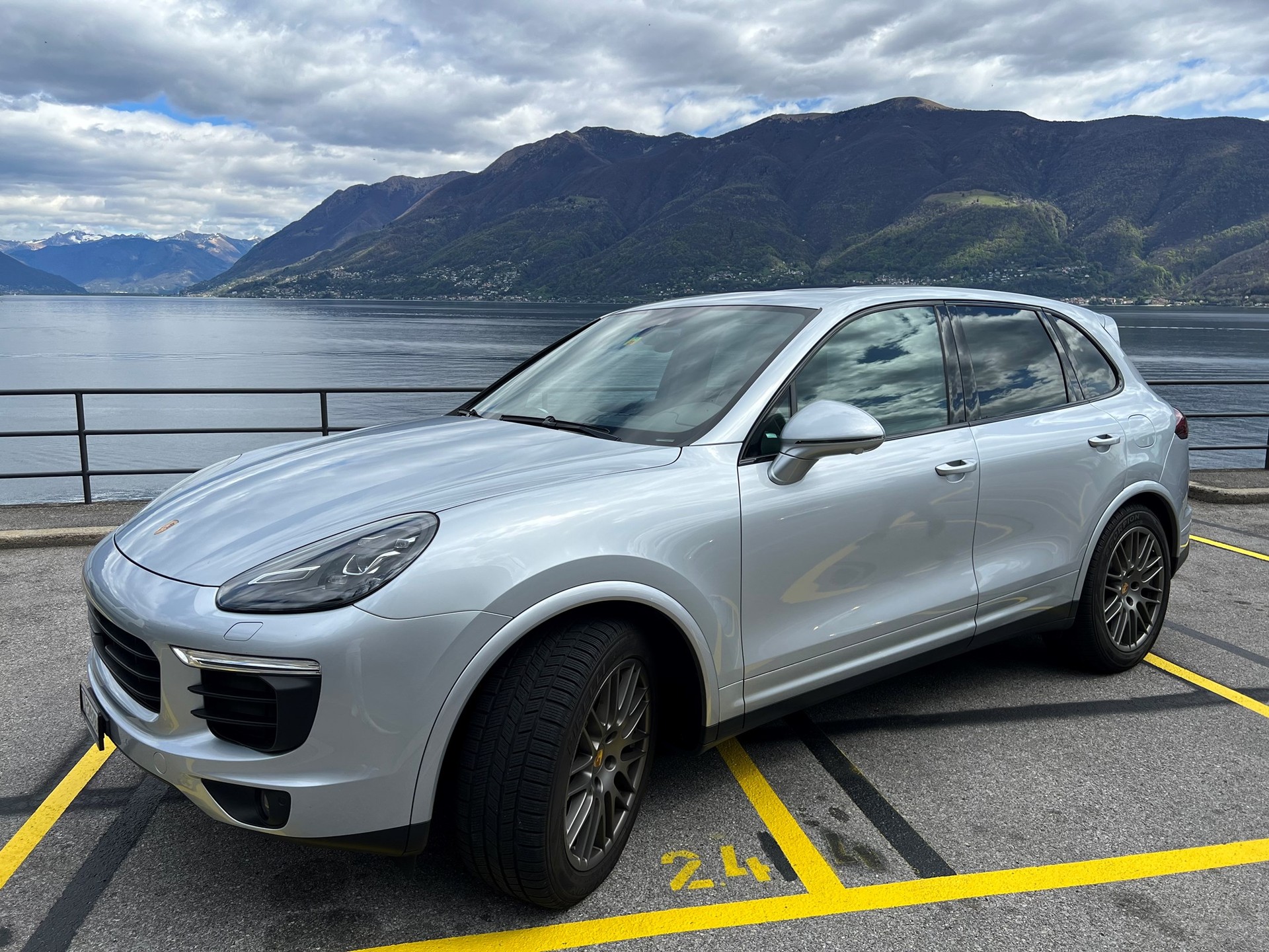 PORSCHE Cayenne S E-Hybrid Platinum Edition-image-18