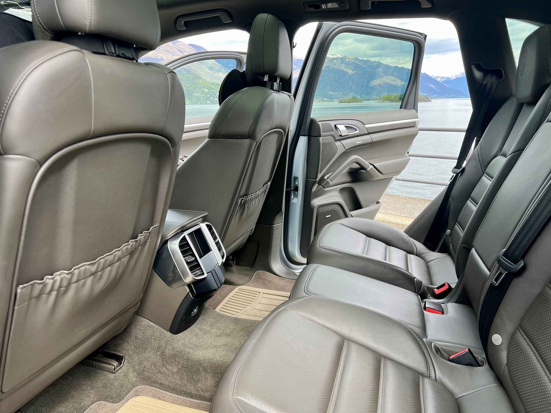 PORSCHE Cayenne S E-Hybrid Platinum Edition-image-17