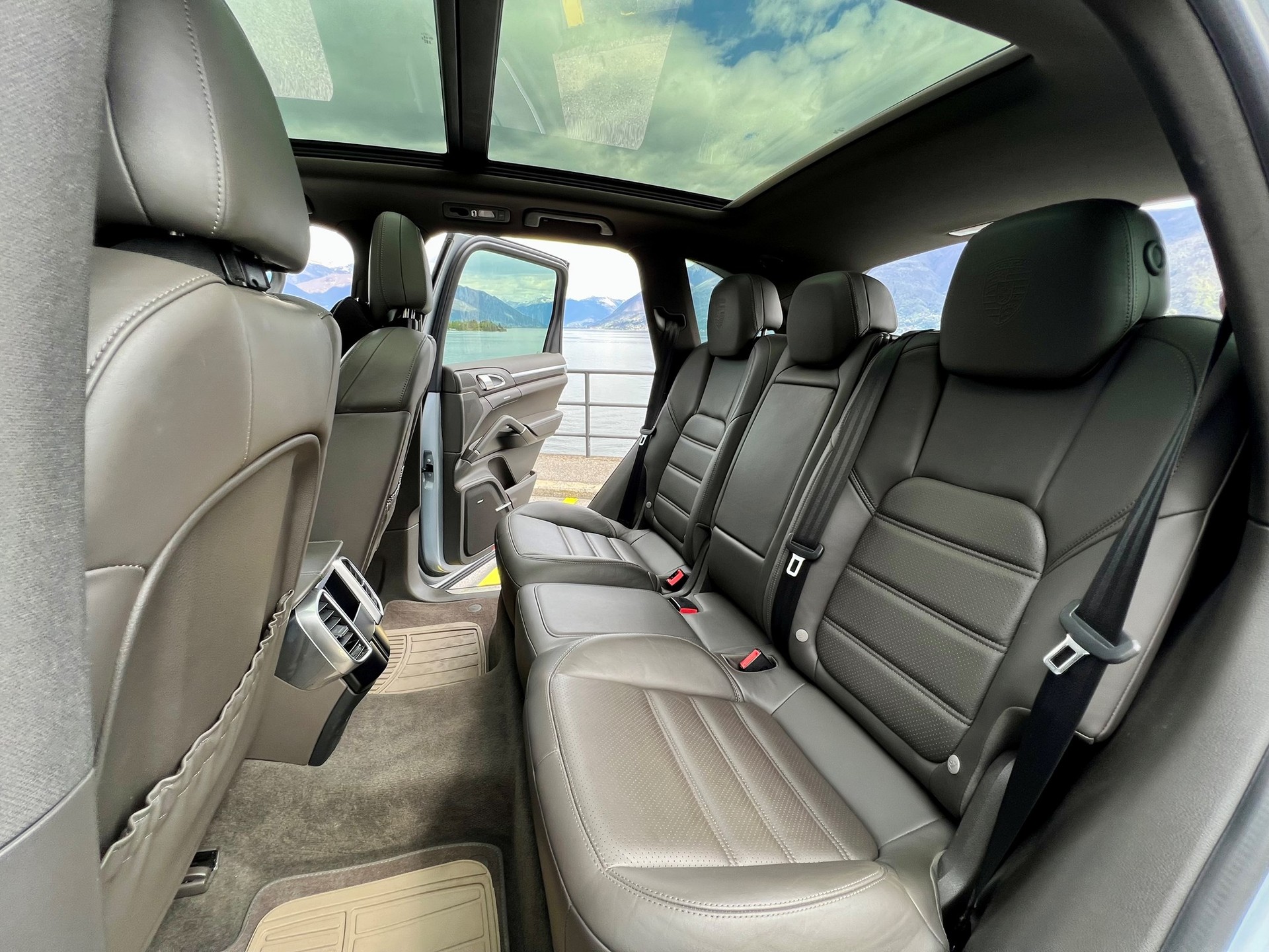 PORSCHE Cayenne S E-Hybrid Platinum Edition-image-6