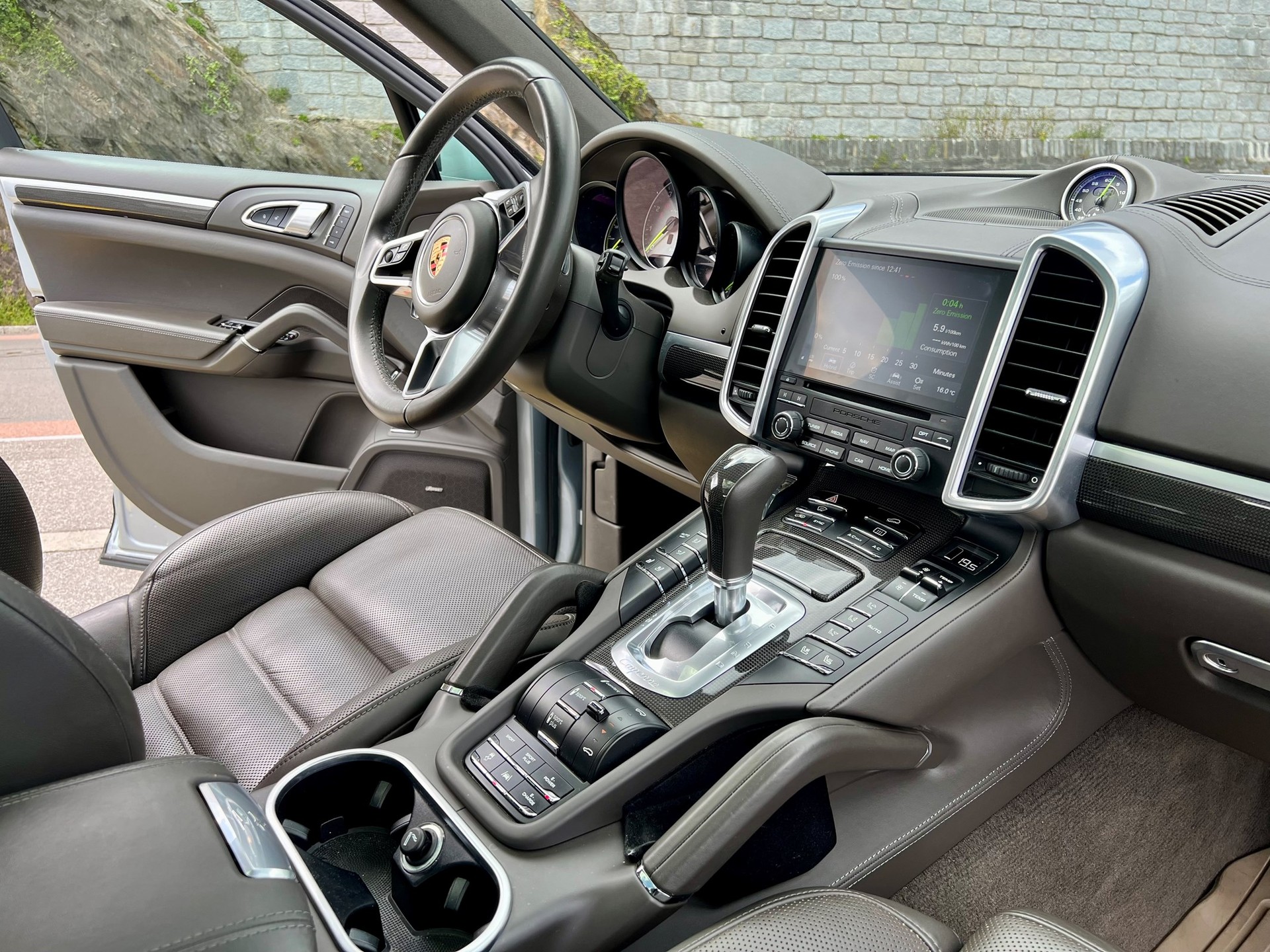 PORSCHE Cayenne S E-Hybrid Platinum Edition-image-3