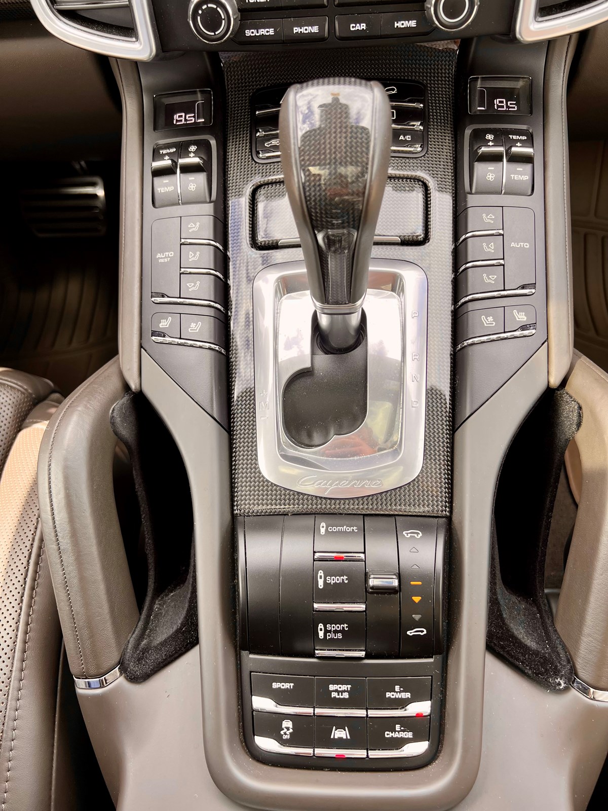 PORSCHE Cayenne S E-Hybrid Platinum Edition-image-8