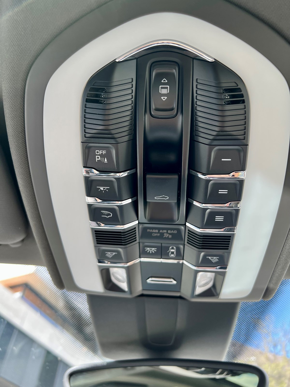 PORSCHE Cayenne S E-Hybrid Platinum Edition-image-9