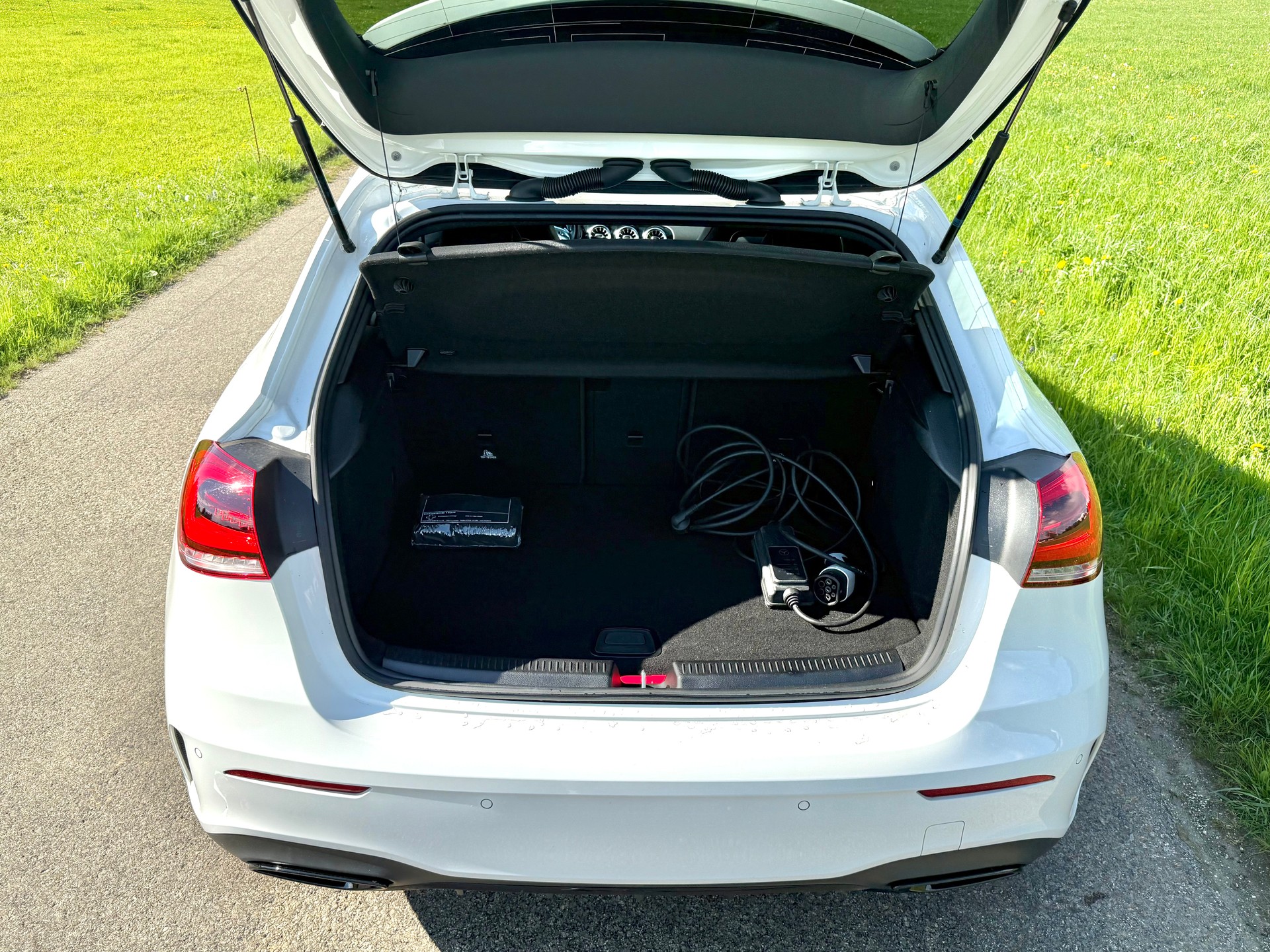 MERCEDES-BENZ A 250e AMG Line 8G-DCT-image-23