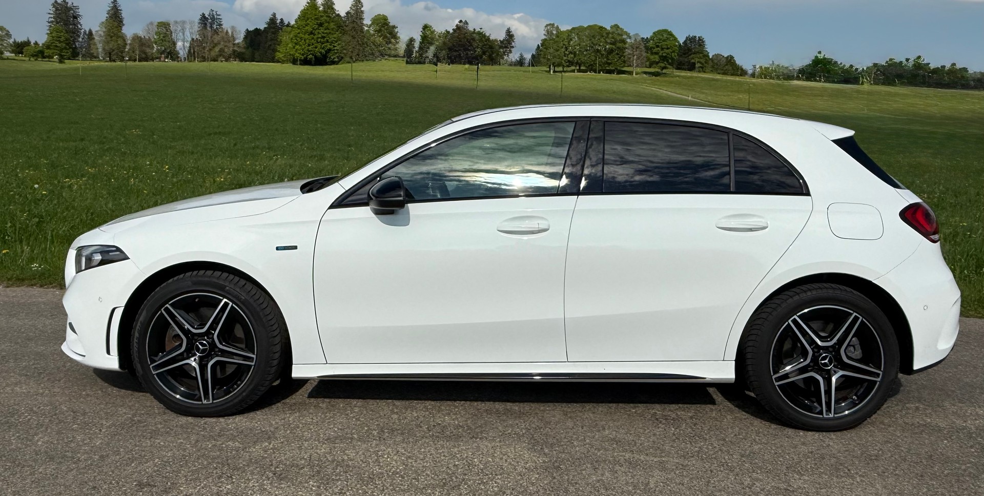 MERCEDES-BENZ A 250e AMG Line 8G-DCT-image-3