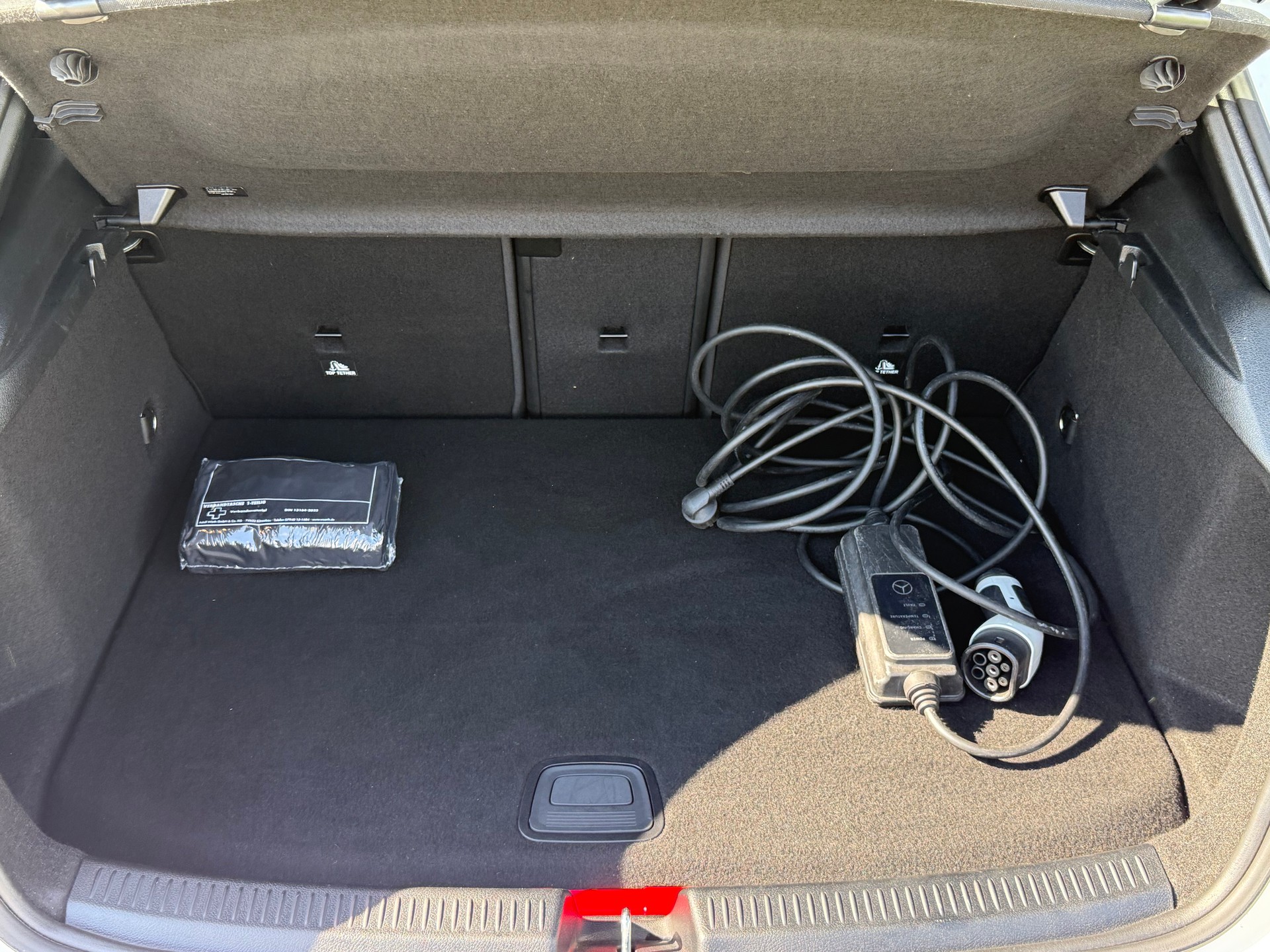 MERCEDES-BENZ A 250e AMG Line 8G-DCT-image-22