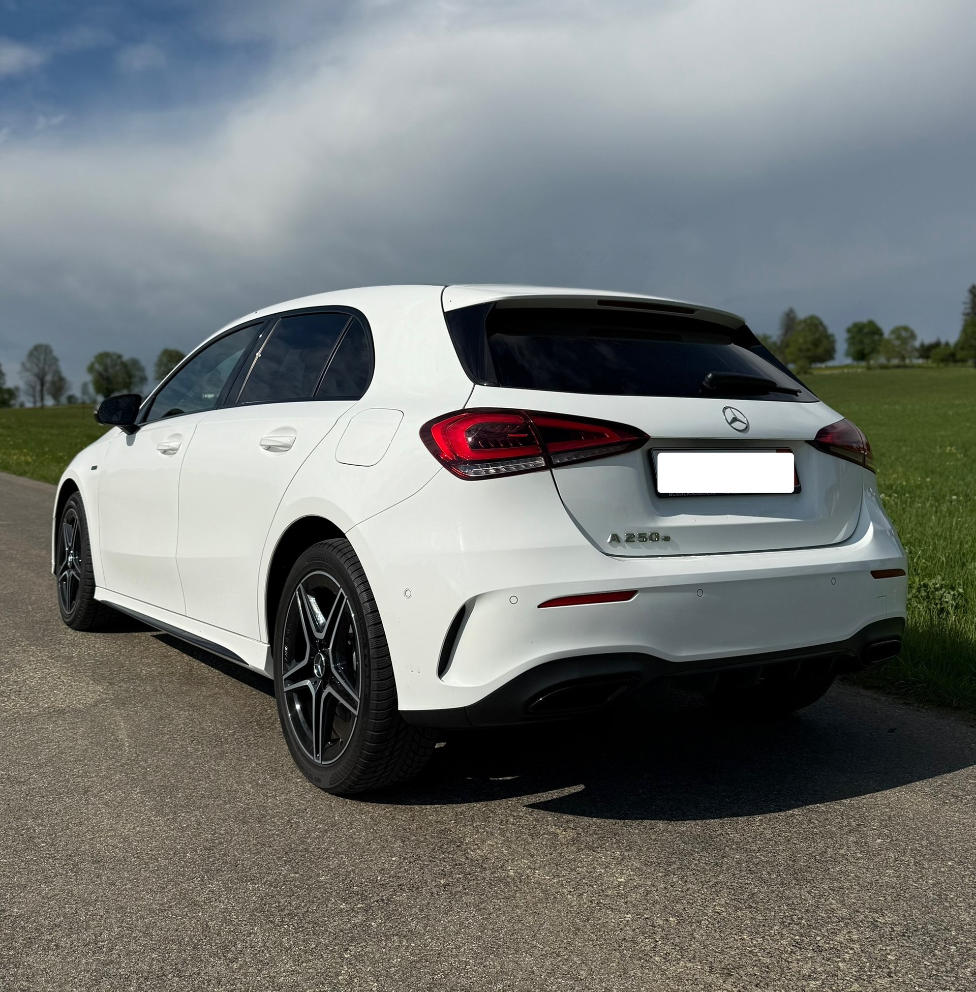 MERCEDES-BENZ A 250e AMG Line 8G-DCT-image-4