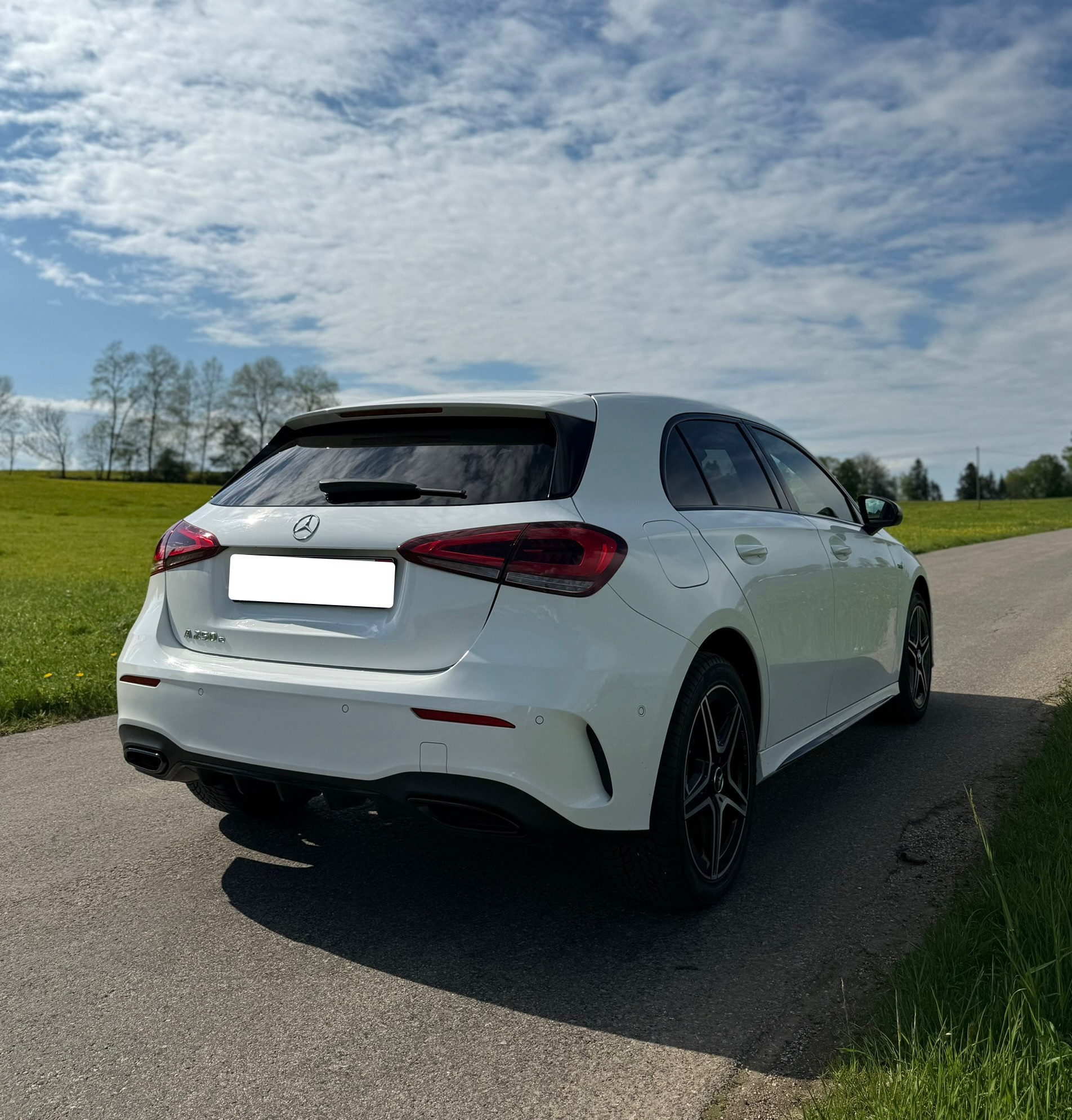 MERCEDES-BENZ A 250e AMG Line 8G-DCT-image-5