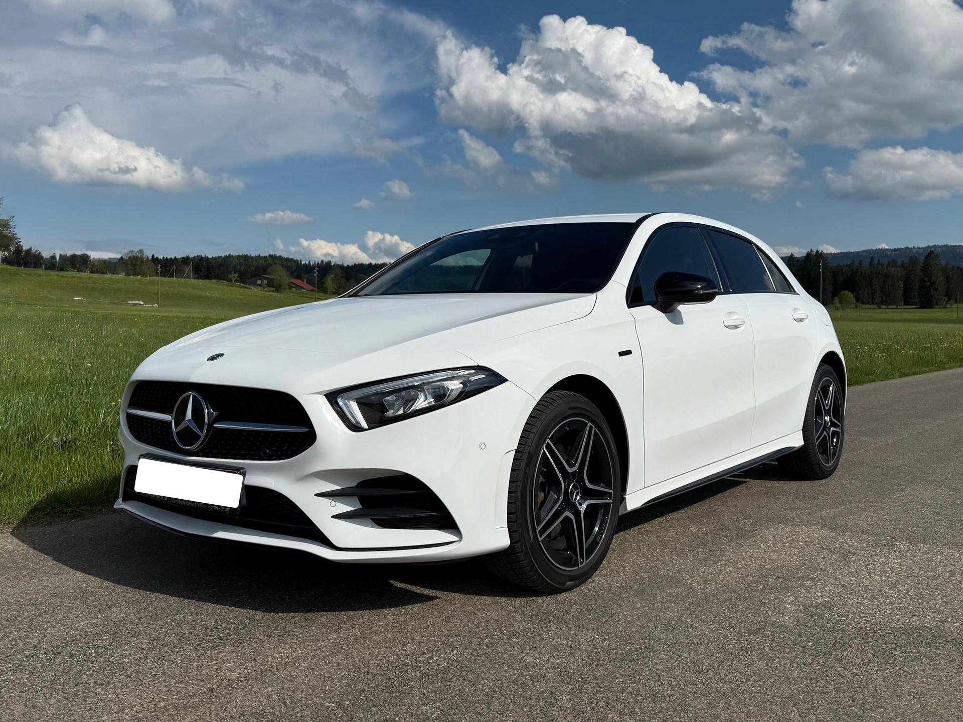 MERCEDES-BENZ A 250e AMG Line 8G-DCT-image-1