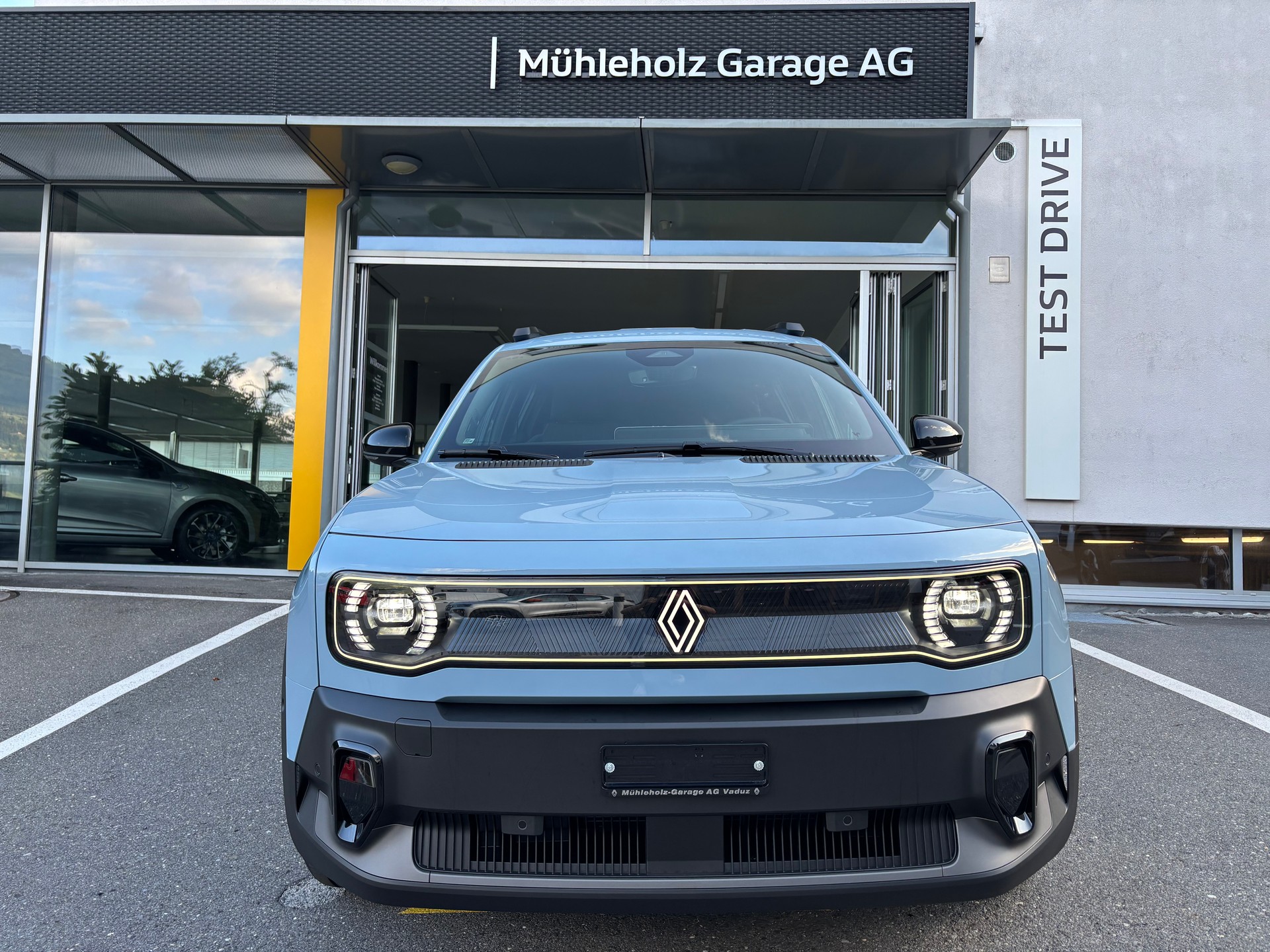 RENAULT R4 E-Tech Comfort Range 52 kWh Techno-image-4