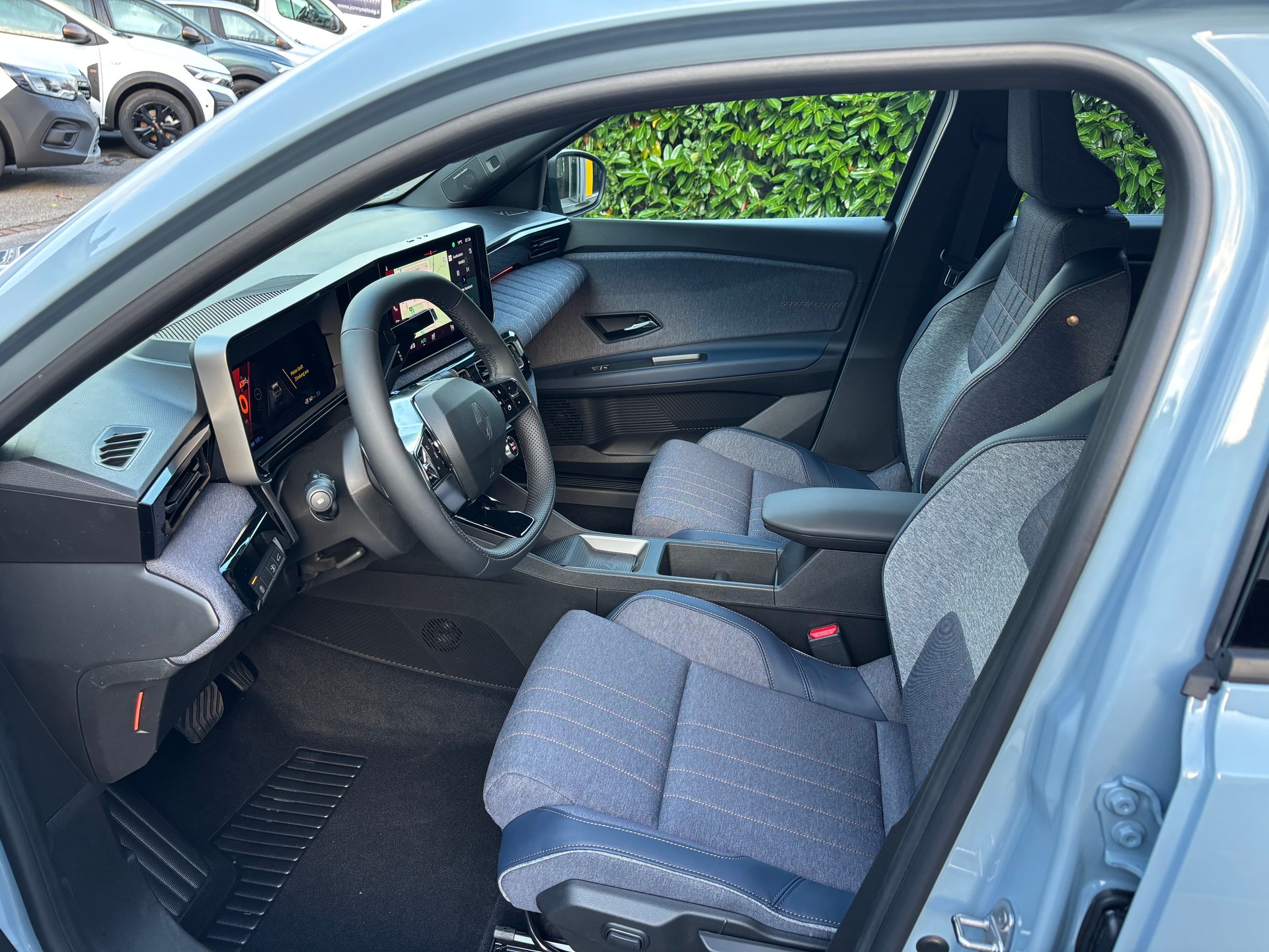 RENAULT R4 E-Tech Comfort Range 52 kWh Techno-image-6