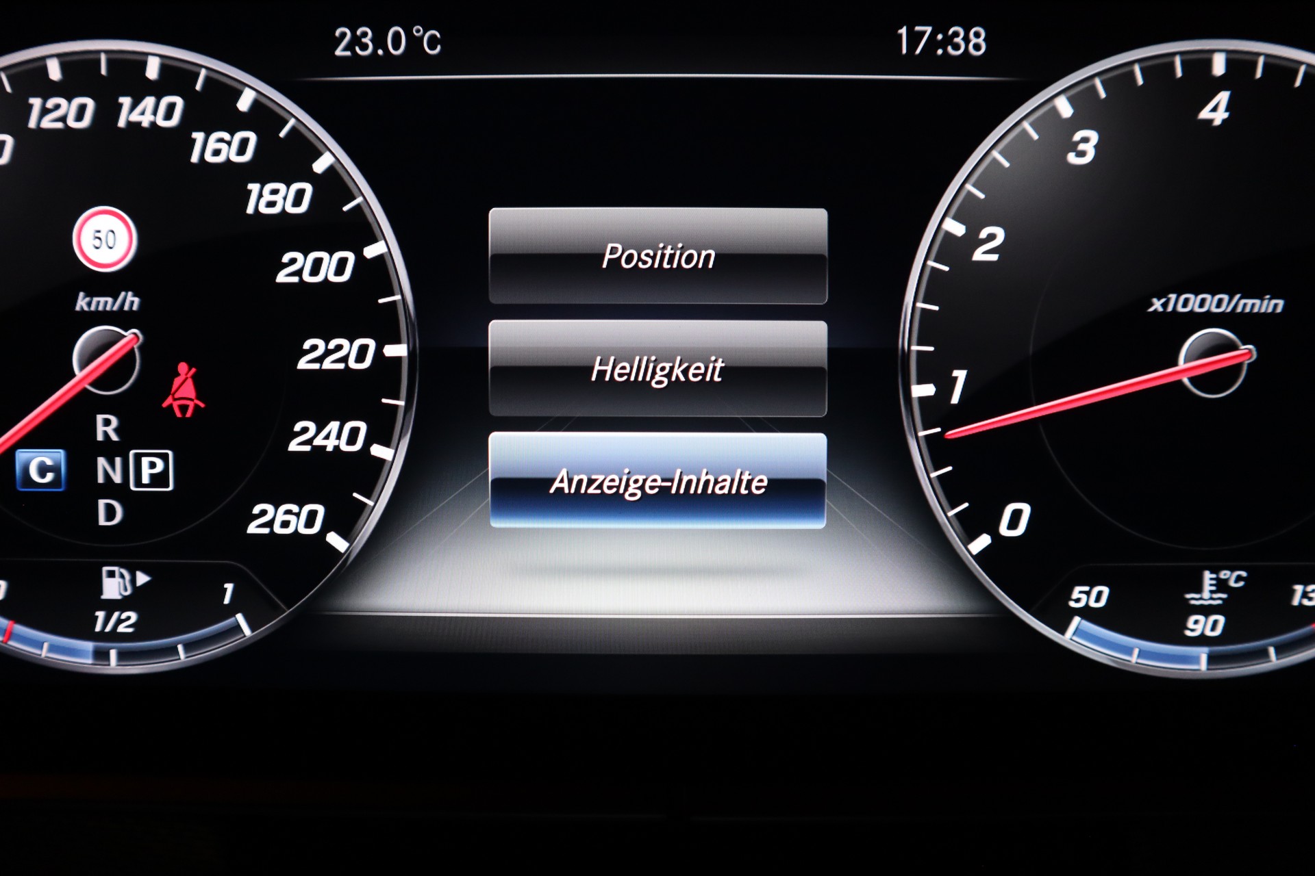 MERCEDES-BENZ E 200 Avantgarde 4 Matic 9G-Tronic-image-17