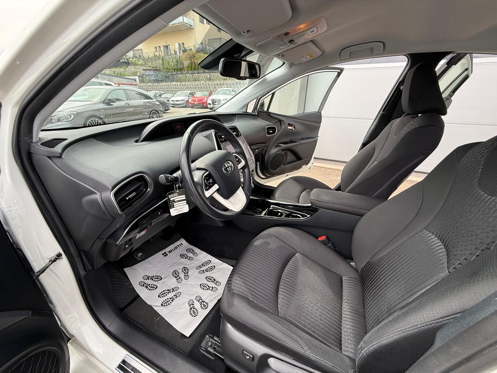 TOYOTA Prius 1.8 VVT-i Plug-in Hybrid Solar-image-6