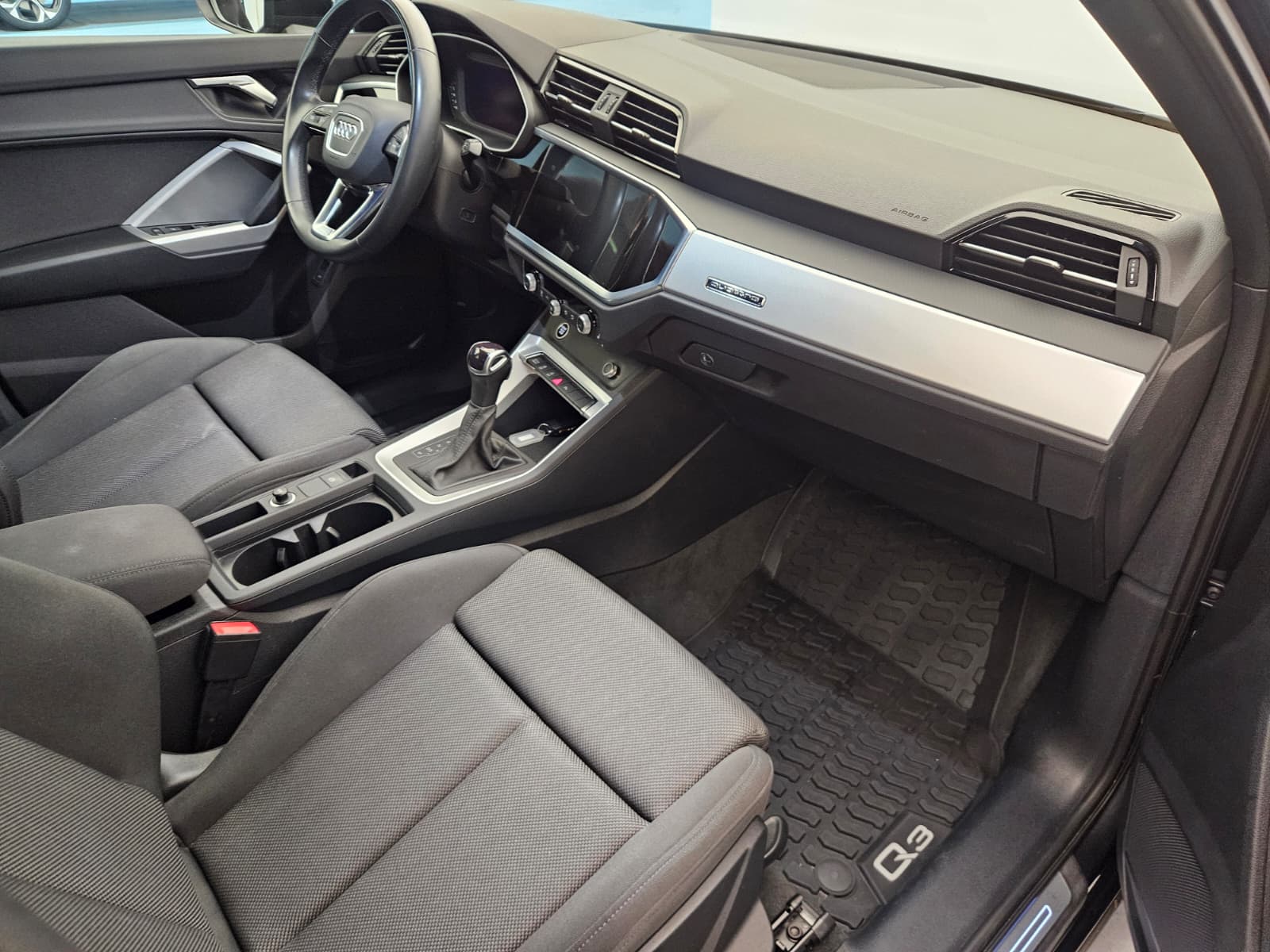 AUDI Q3 Sportback 40 TFSI S line quattro S-tronic-image-11