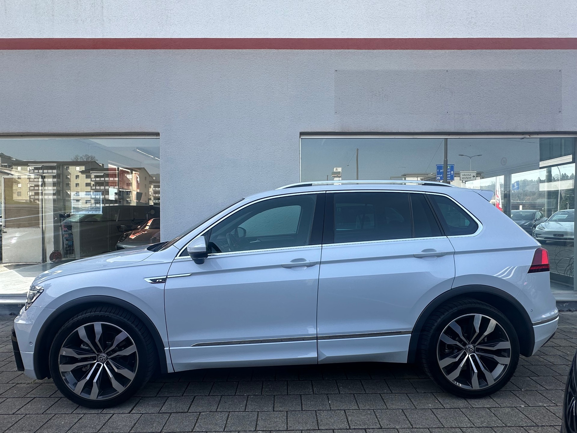 VW Tiguan 2.0TSI R-Line 4Motion DSG-showroom-element-3