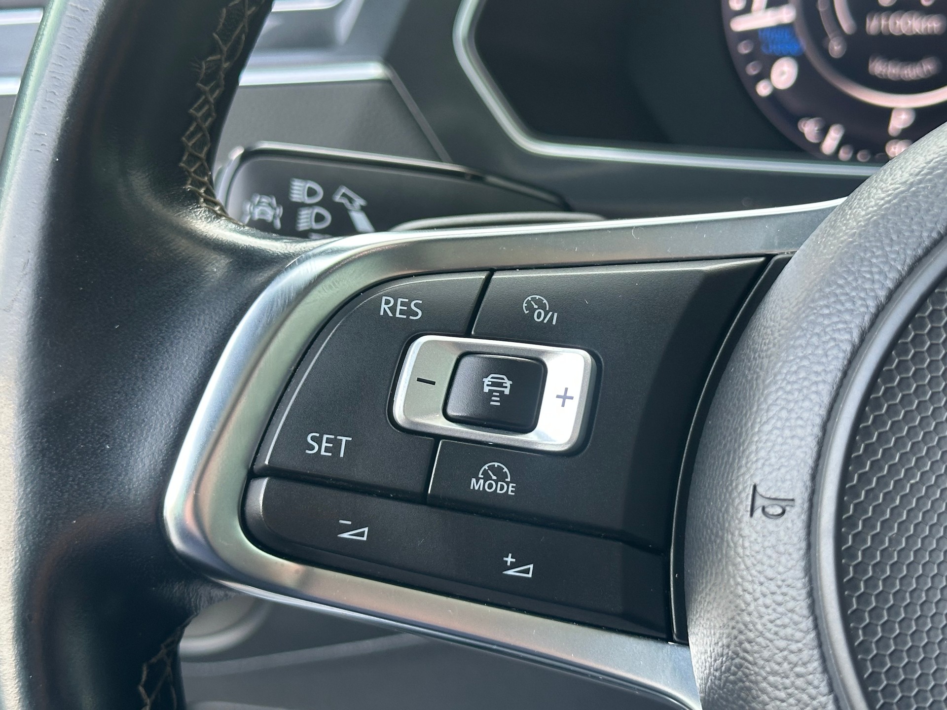 VW Tiguan 2.0TSI R-Line 4Motion DSG-image-13