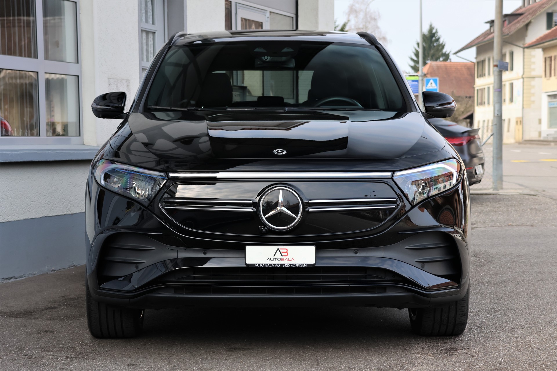 MERCEDES-BENZ EQA 300 AMG Line 4Matic (CH)-image-1