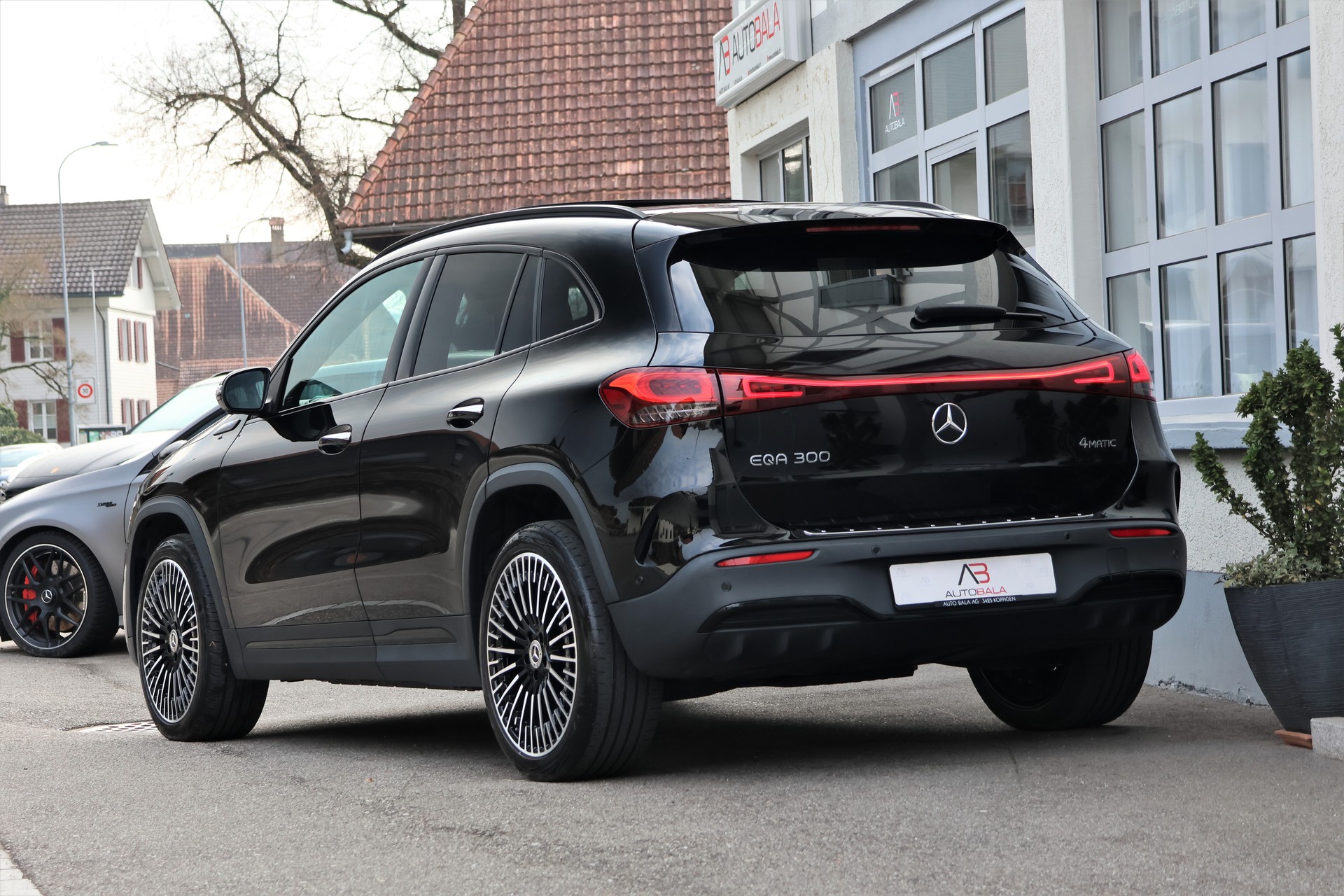 MERCEDES-BENZ EQA 300 AMG Line 4Matic (CH)-image-2