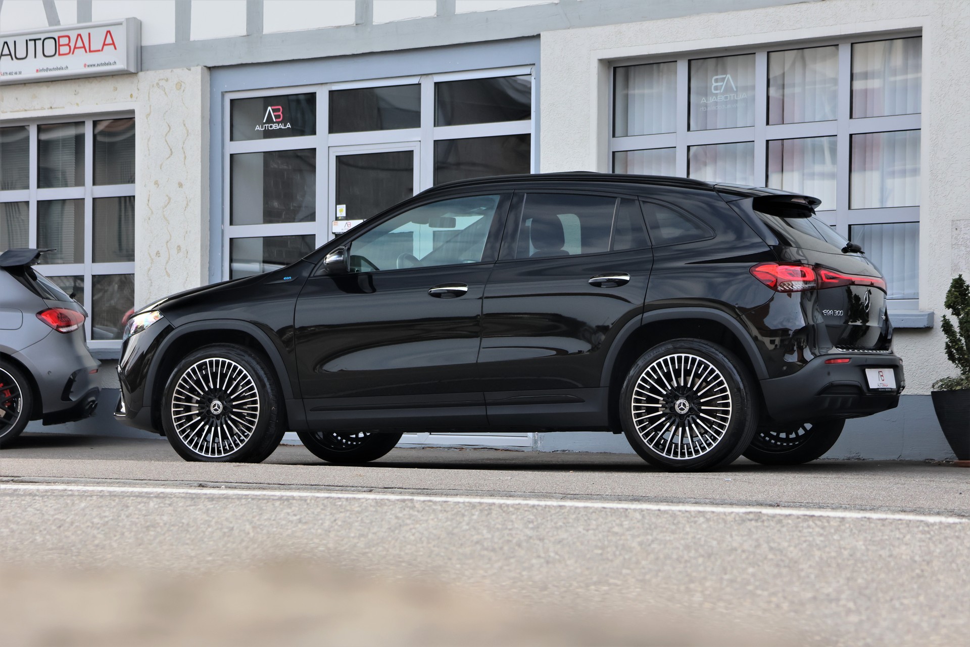 MERCEDES-BENZ EQA 300 AMG Line 4Matic (CH)-image-3