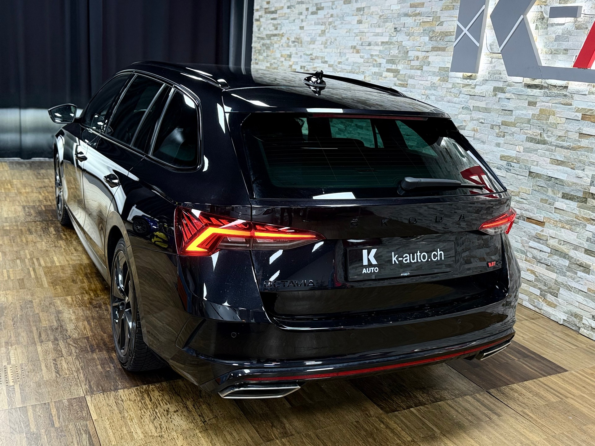 SKODA Octavia Combi 2.0 TSI DSG RS-image-2