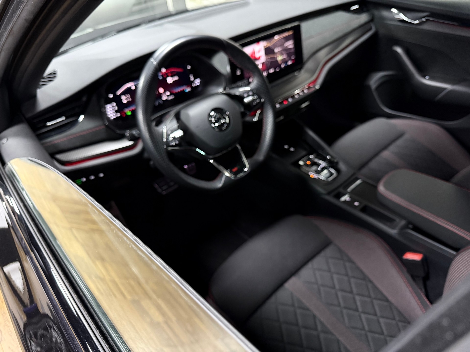 SKODA Octavia Combi 2.0 TSI DSG RS-image-10