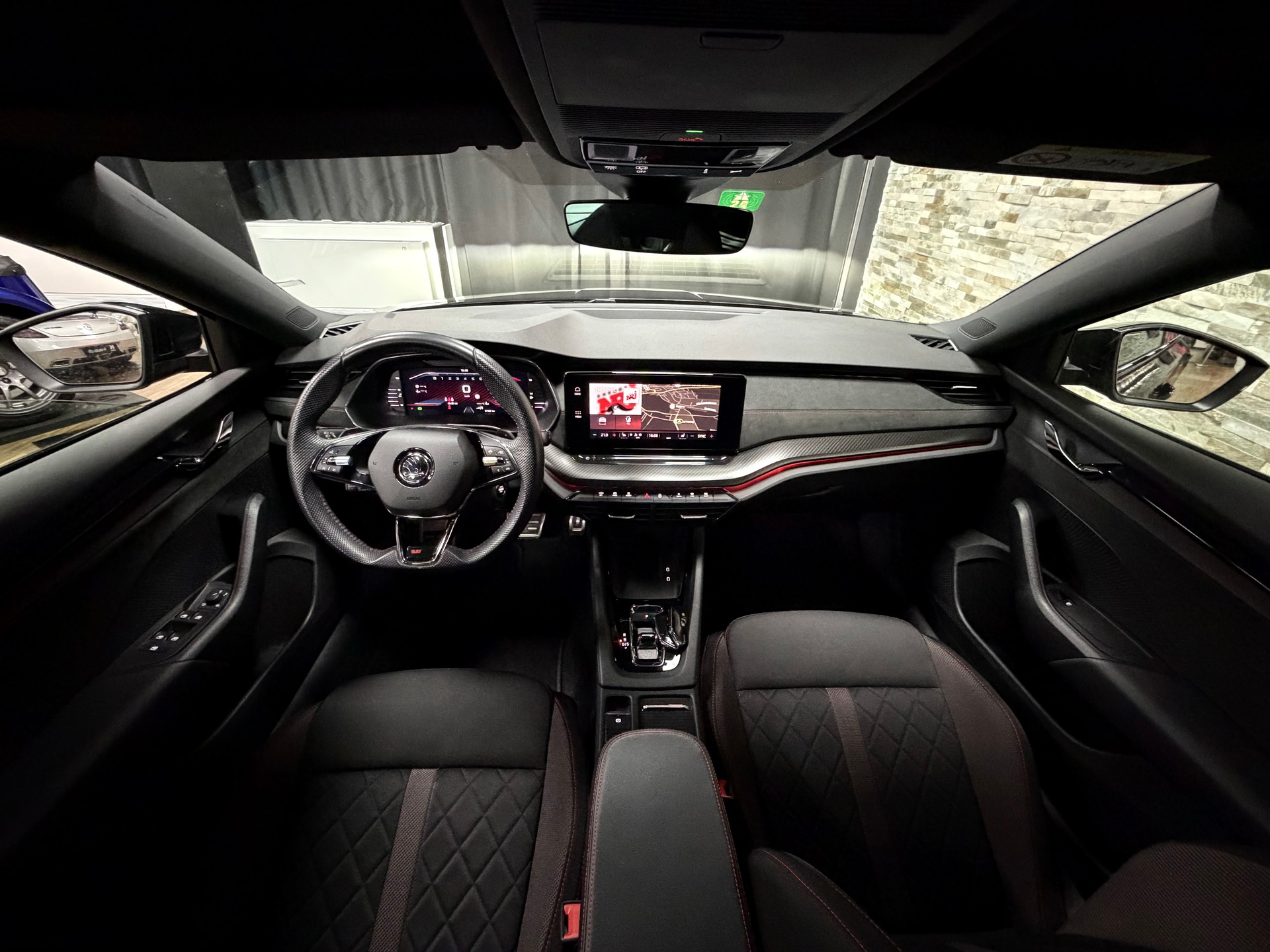 SKODA Octavia Combi 2.0 TSI DSG RS-image-25