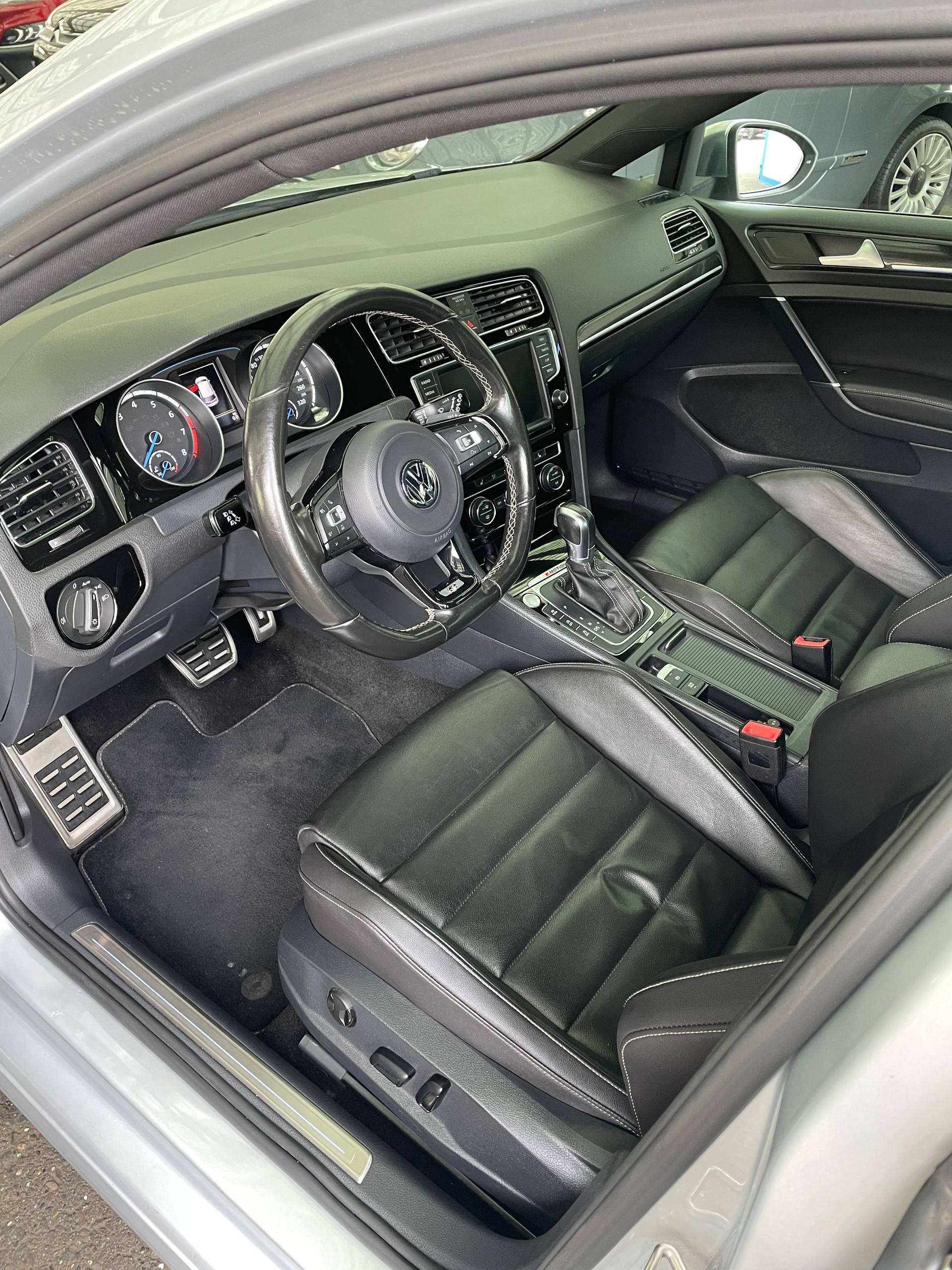 VW Golf 2.0 TSI R 4Motion DSG-image-6