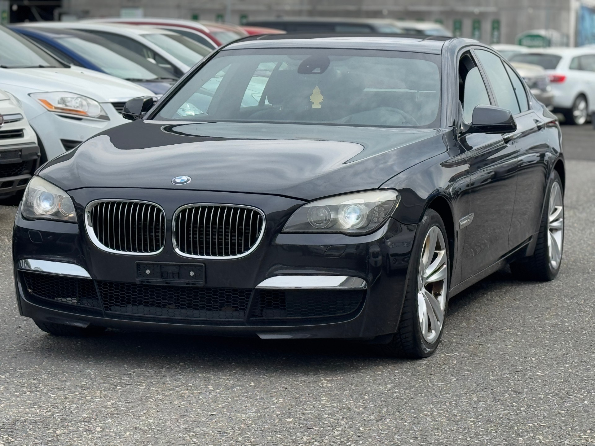 BMW 750i xDrive-image-2