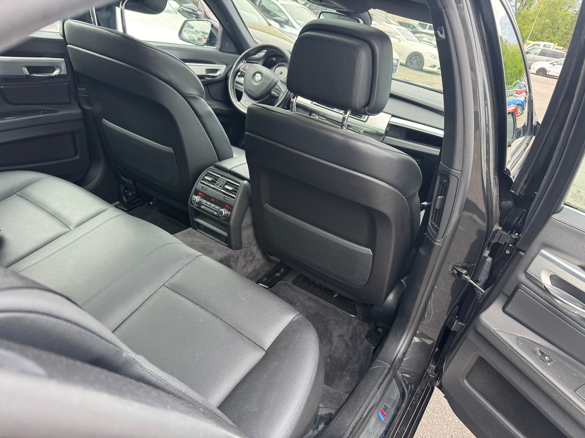 BMW 750i xDrive-image-6