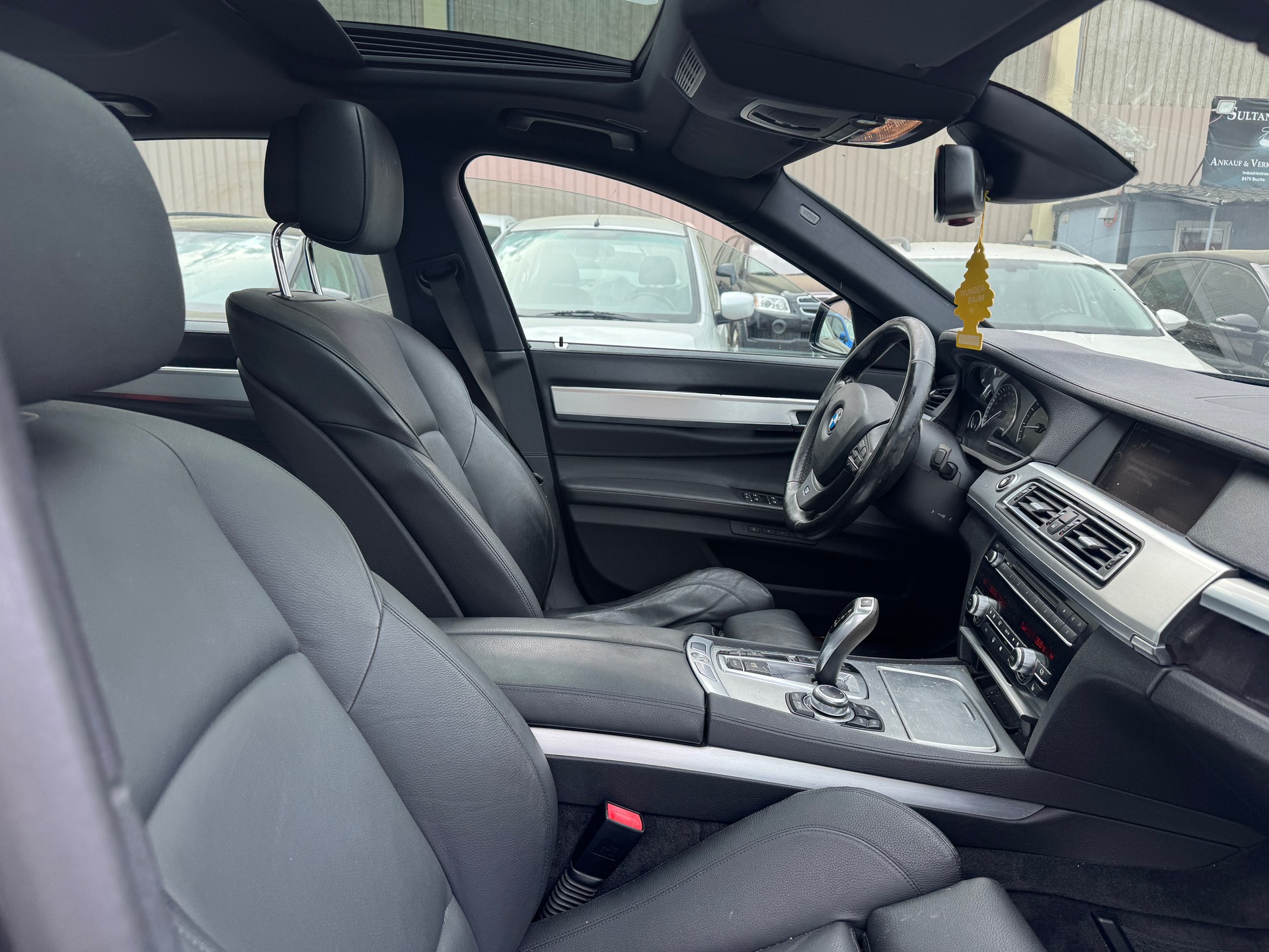 BMW 750i xDrive-image-8