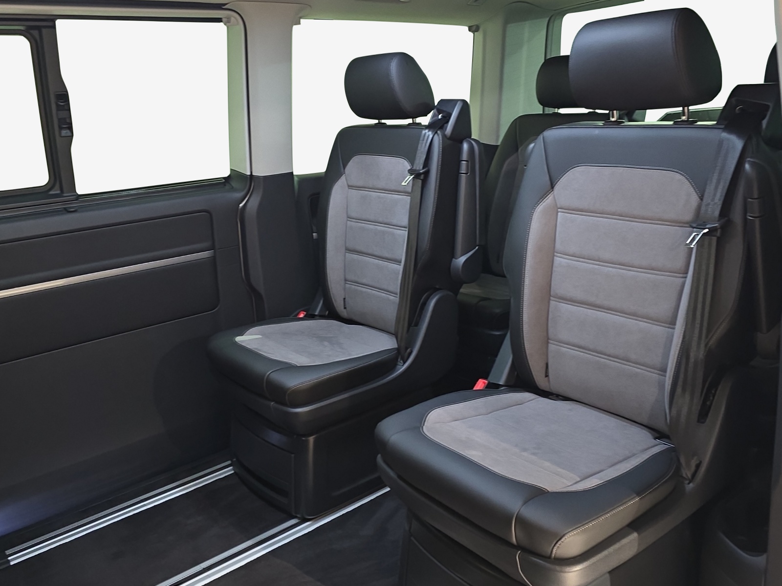 VW T6.1 Multivan 2.0 Bi-TDI Highline Liberty 4Mot. DSG-image-11