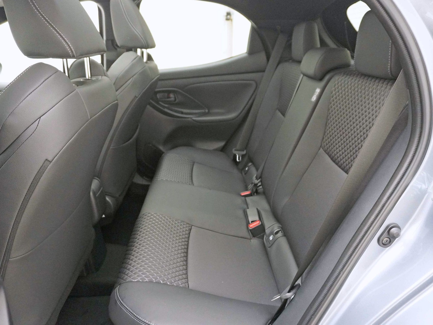 TOYOTA Yaris 1.5 VVT-i HSD Premium đ Panorama-Glasdach đ€ -image-20