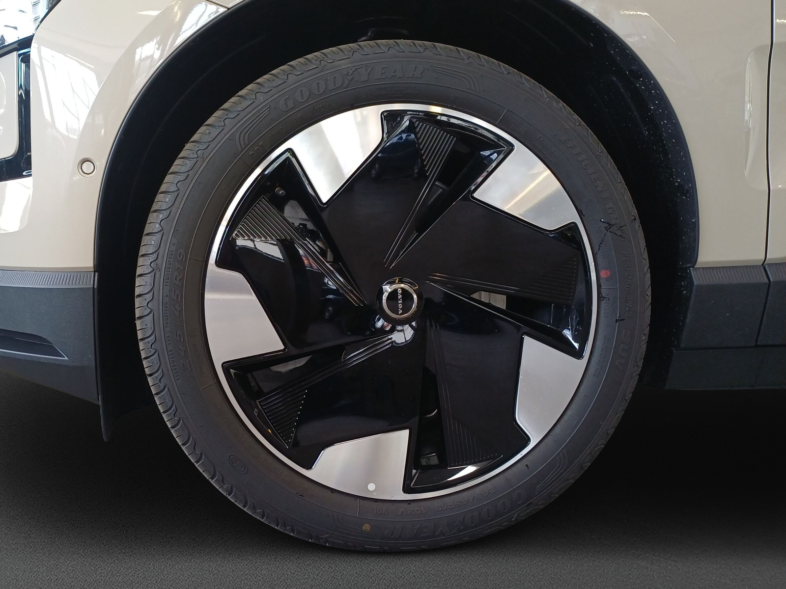 VOLVO EX30 E60 Twin Ultra Performance AWD-image-4
