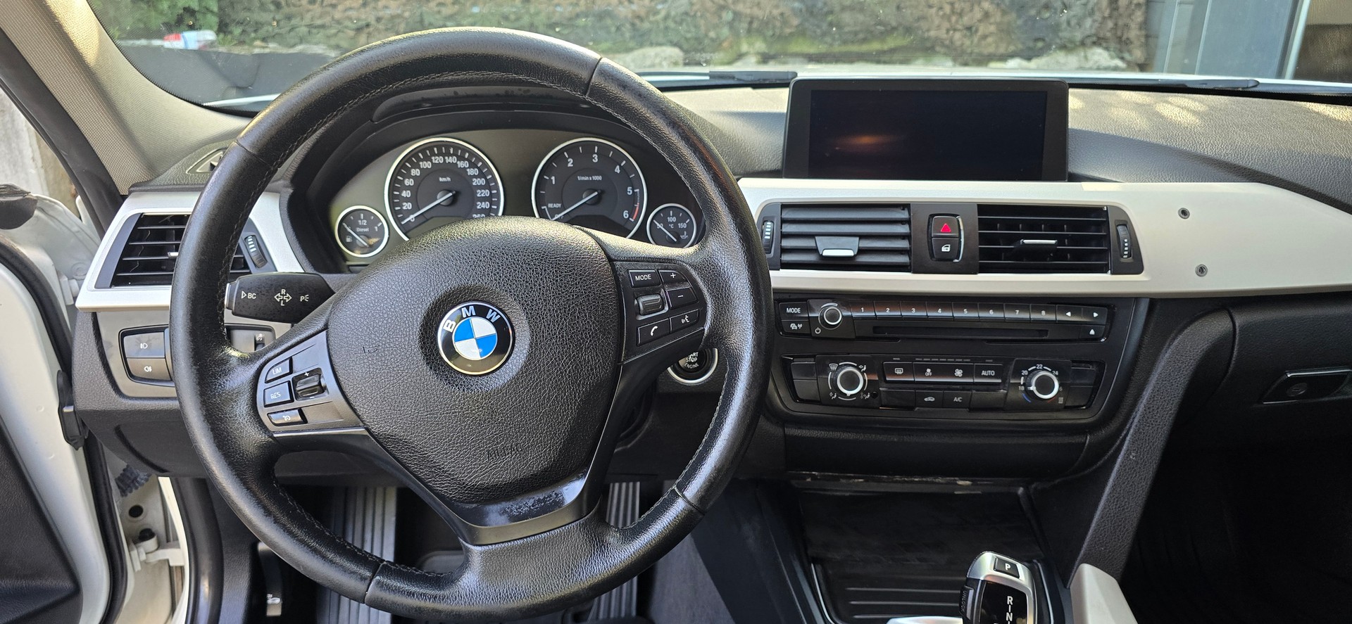BMW 320d xDrive Touring Steptronic-image-14