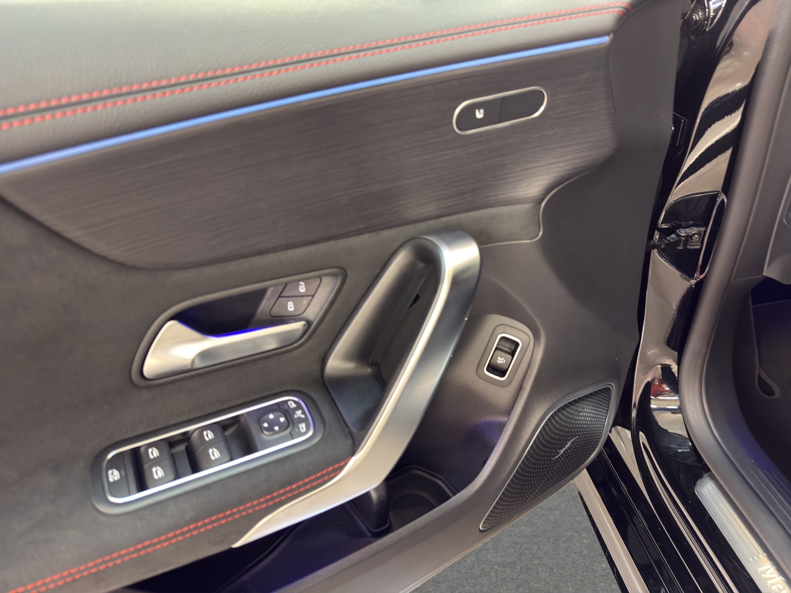 MERCEDES-BENZ CLA 200 - AMG / Rückfahrkamera / Head-Up Display / Soundsystem / Ambiente-Licht-image-12