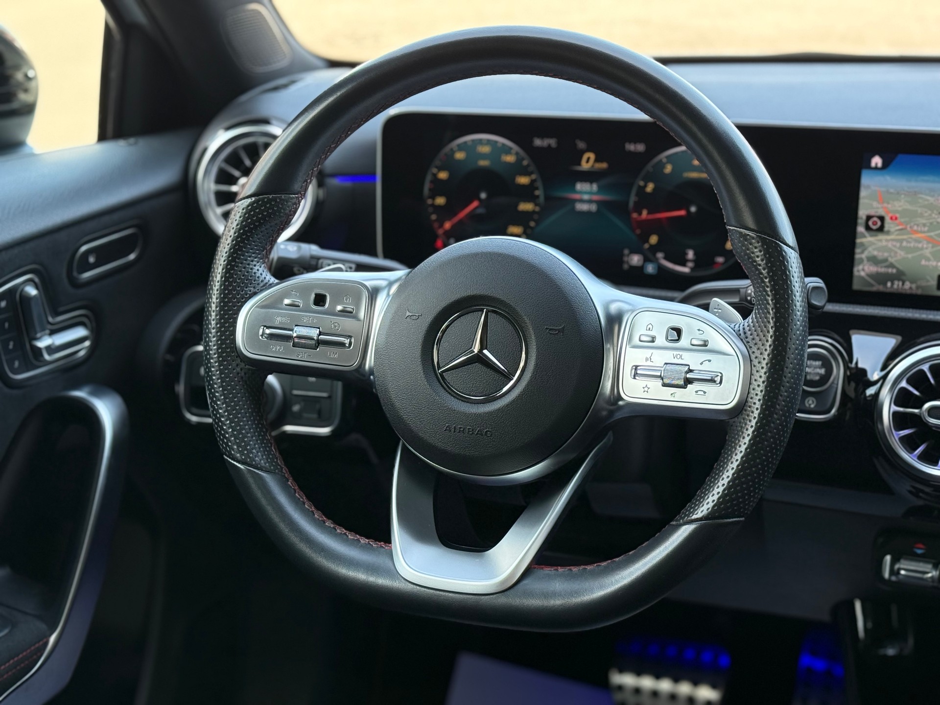 MERCEDES-BENZ A 200 AMG Line 7G-DCT-image-23