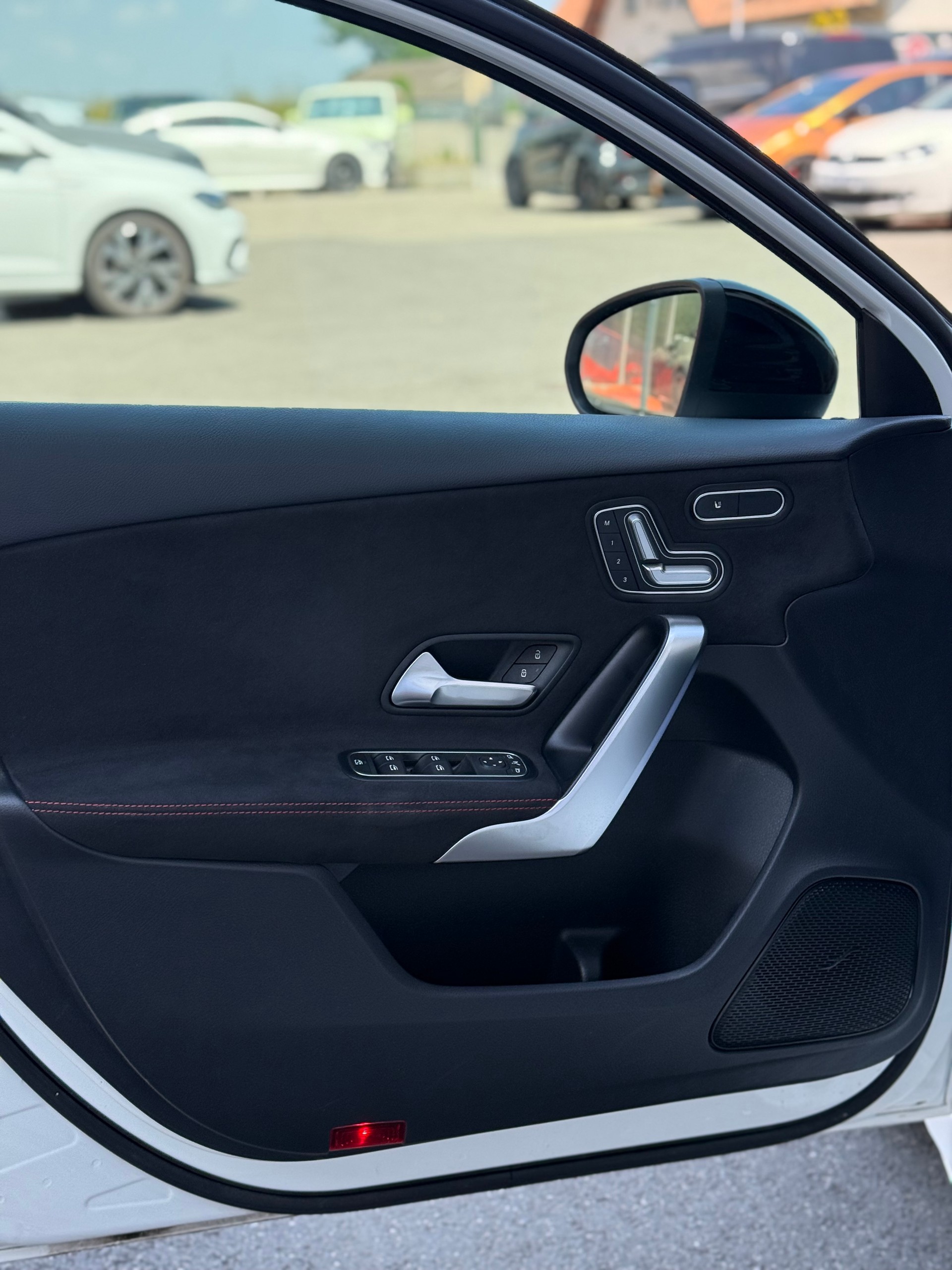 MERCEDES-BENZ A 200 AMG Line 7G-DCT-image-19