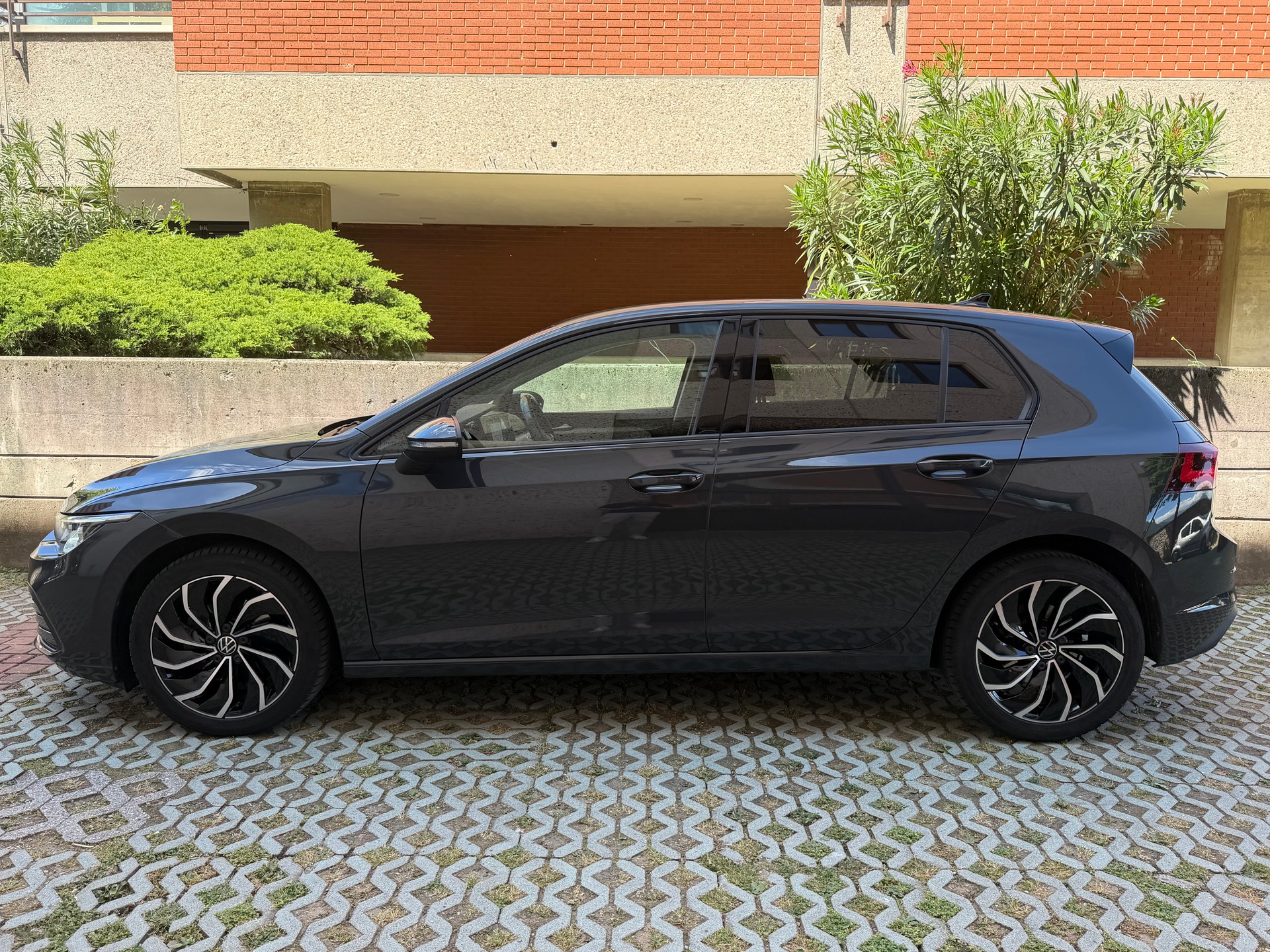 VW Golf 1.0 eTSI mHEV ACTLife DSG-image-2