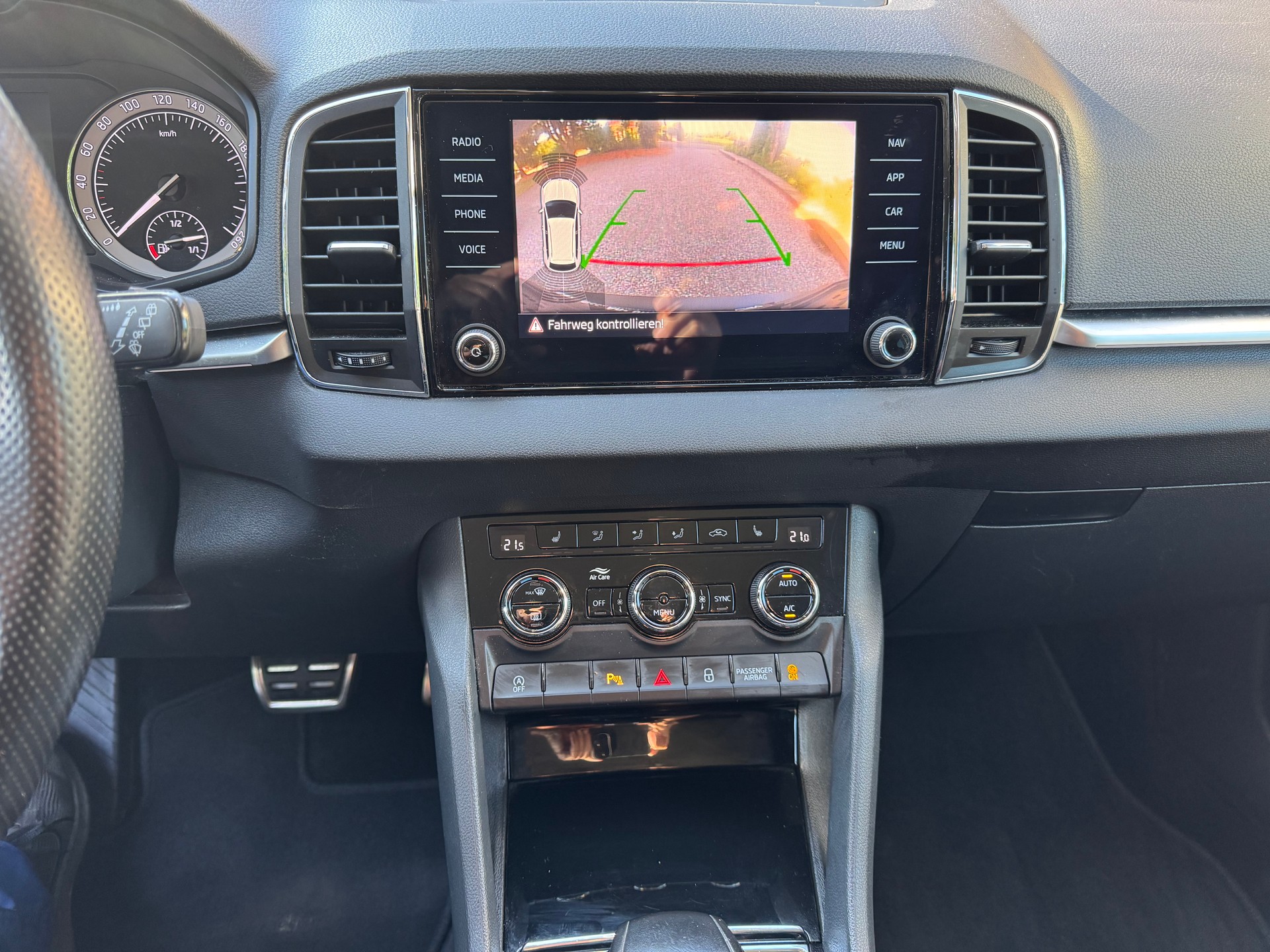 SKODA Karoq 1.0 TSI Ambition DSG-image-11